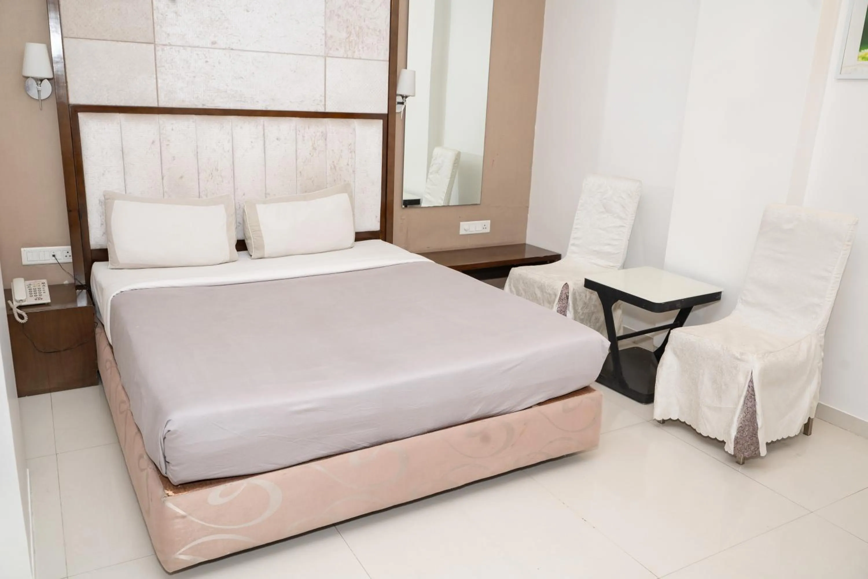 Photo of the whole room, Bed in Hotel Executive Silver Inn