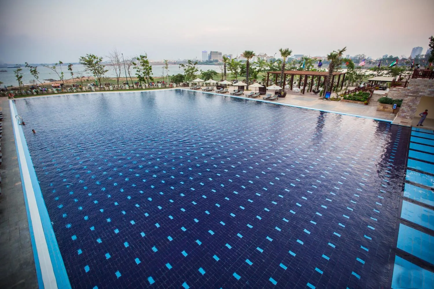 Swimming pool in Sokha Phnom Penh Hotel