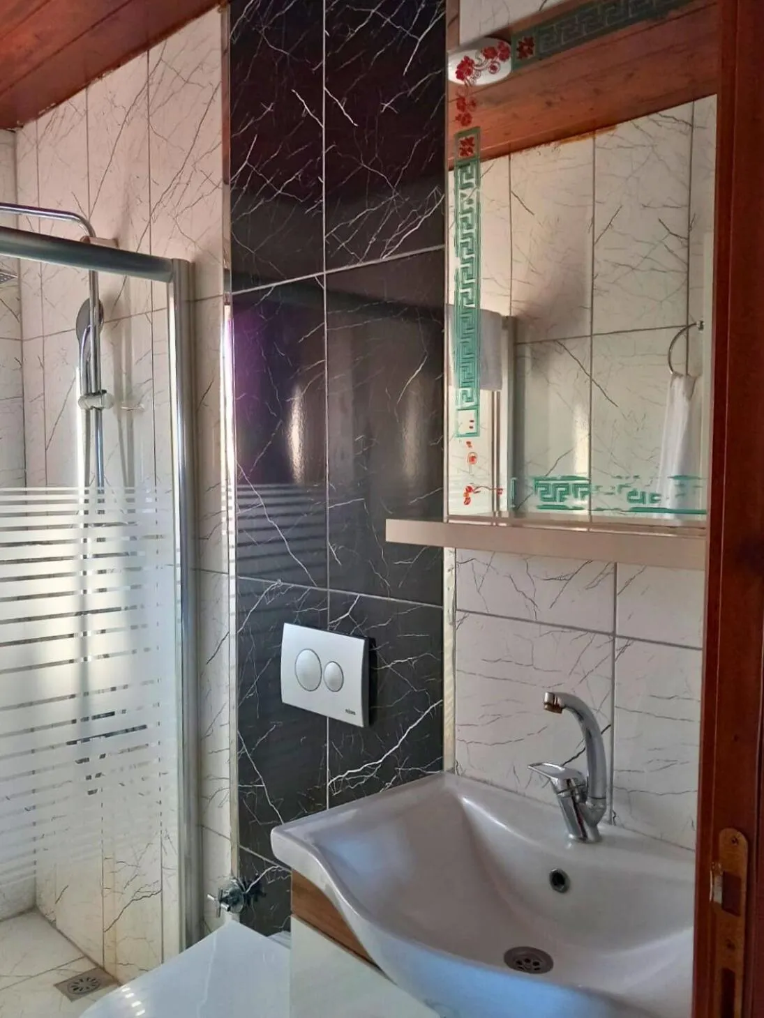 Shower in Bu Bungalow Hotel