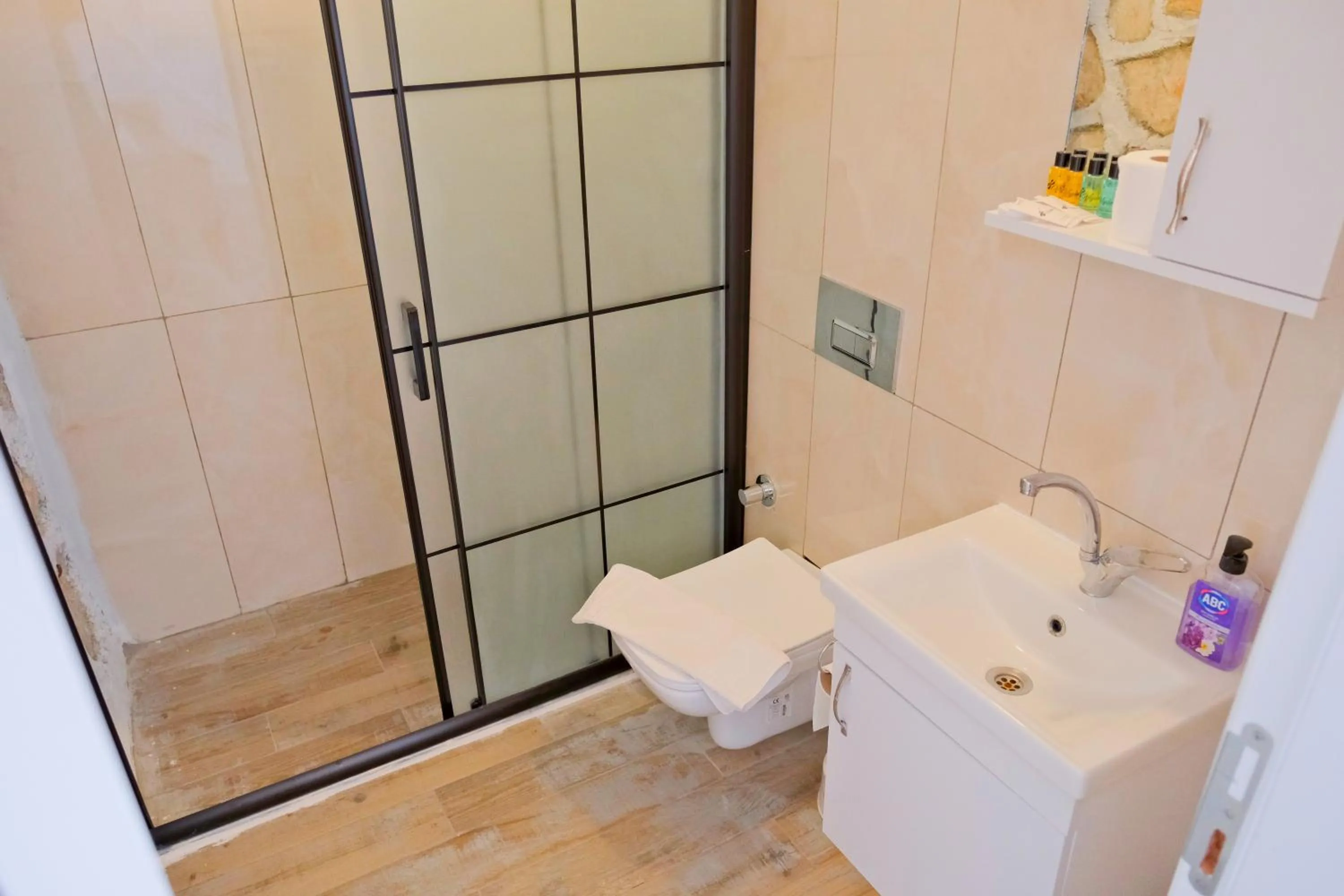 Shower in Bu Bungalow Hotel