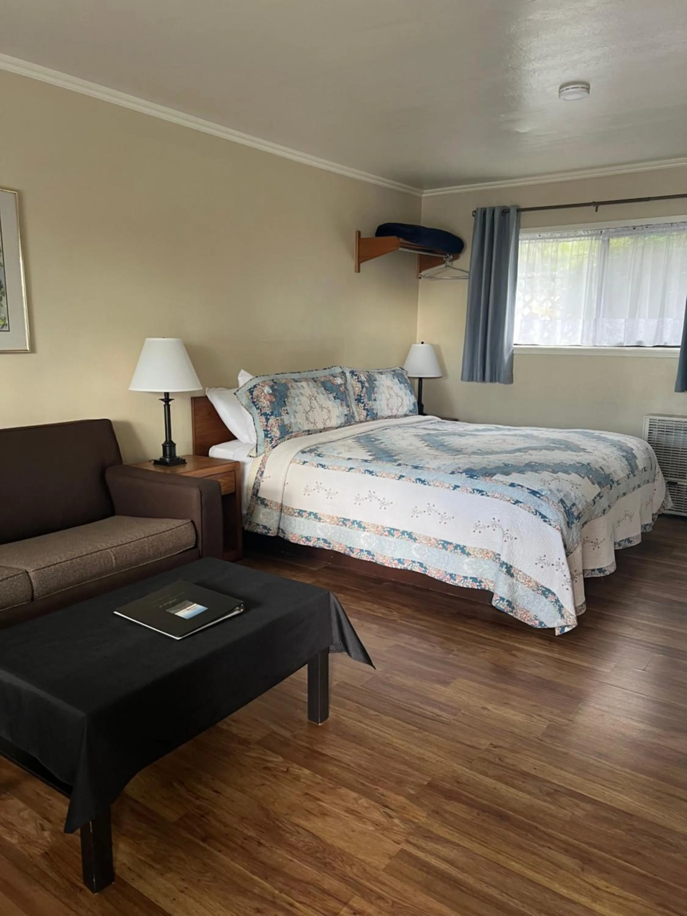 Bed in Ocean Cove Lodge Bar & Grill