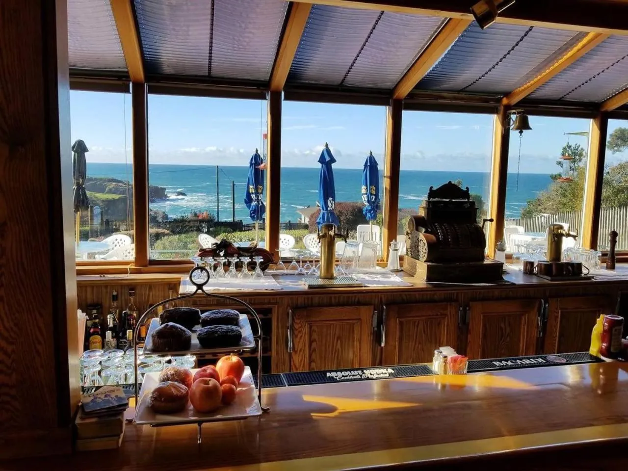 Lounge or bar in Ocean Cove Lodge Bar & Grill