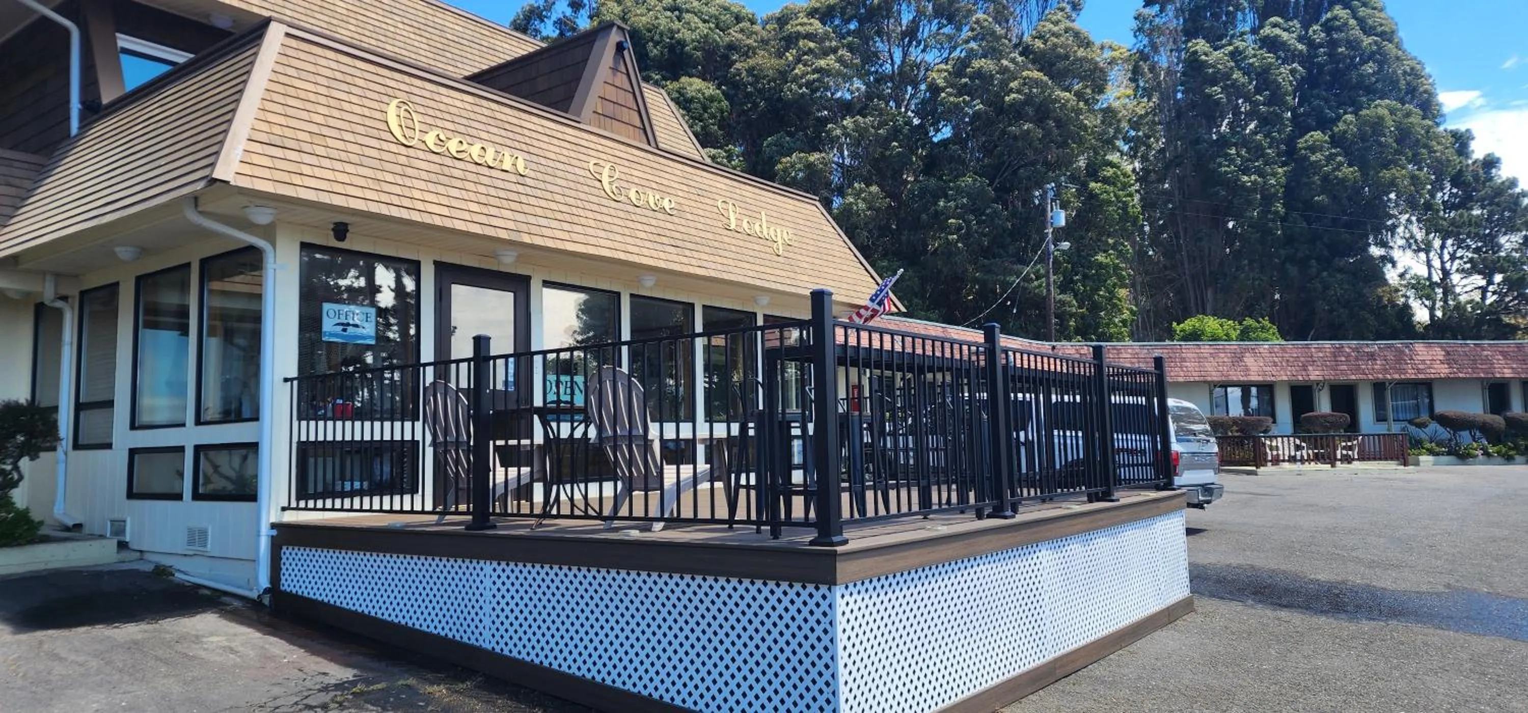 Property building in Ocean Cove Lodge Bar & Grill