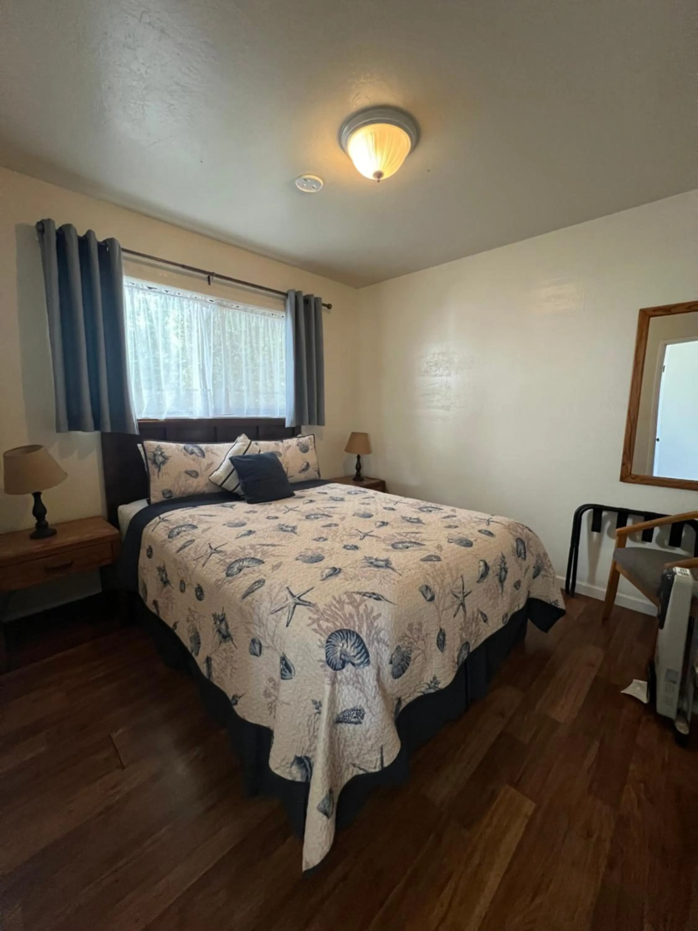 Bedroom, Bed in Ocean Cove Lodge Bar & Grill