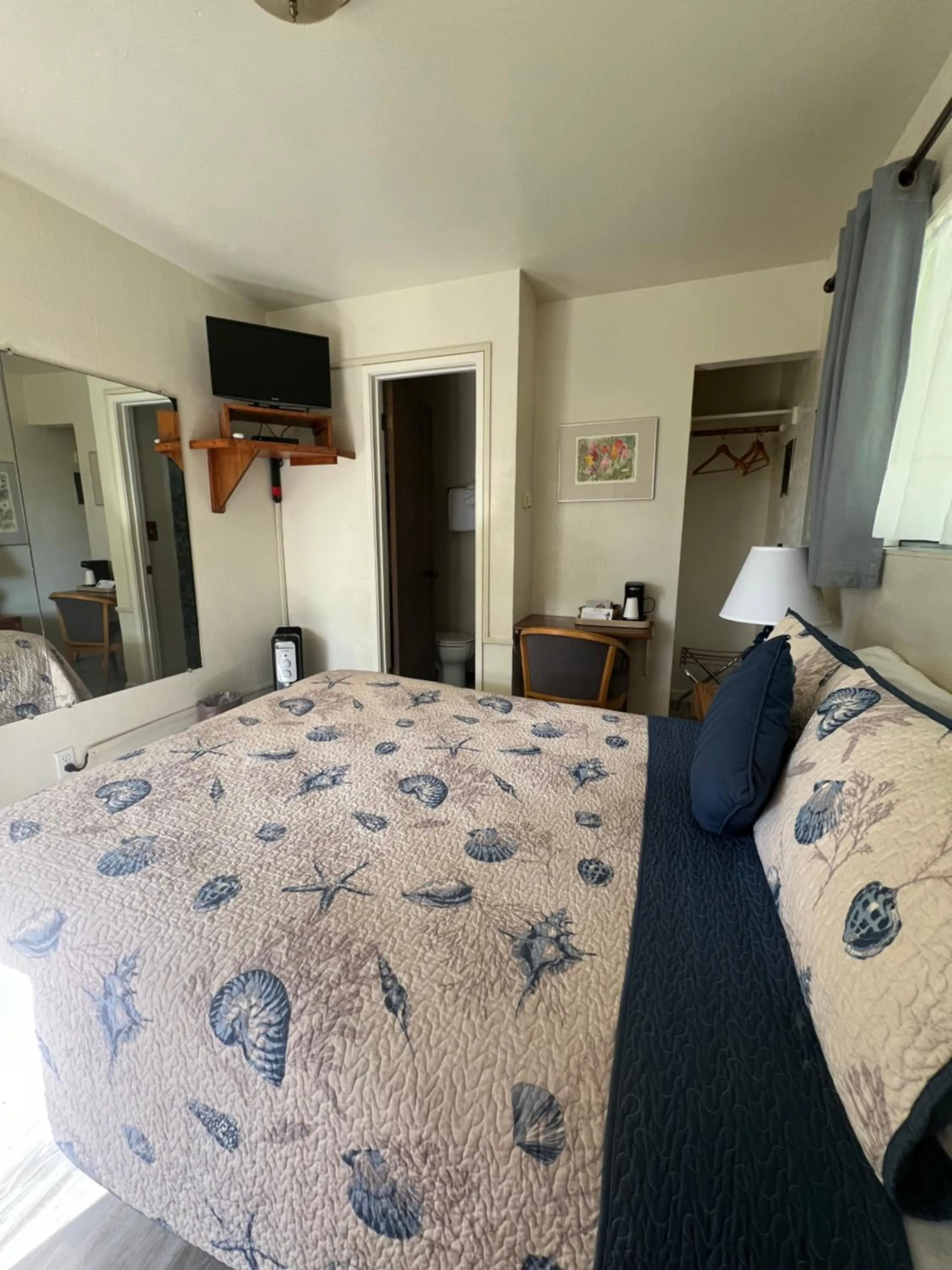 Photo of the whole room, Bed in Ocean Cove Lodge Bar & Grill