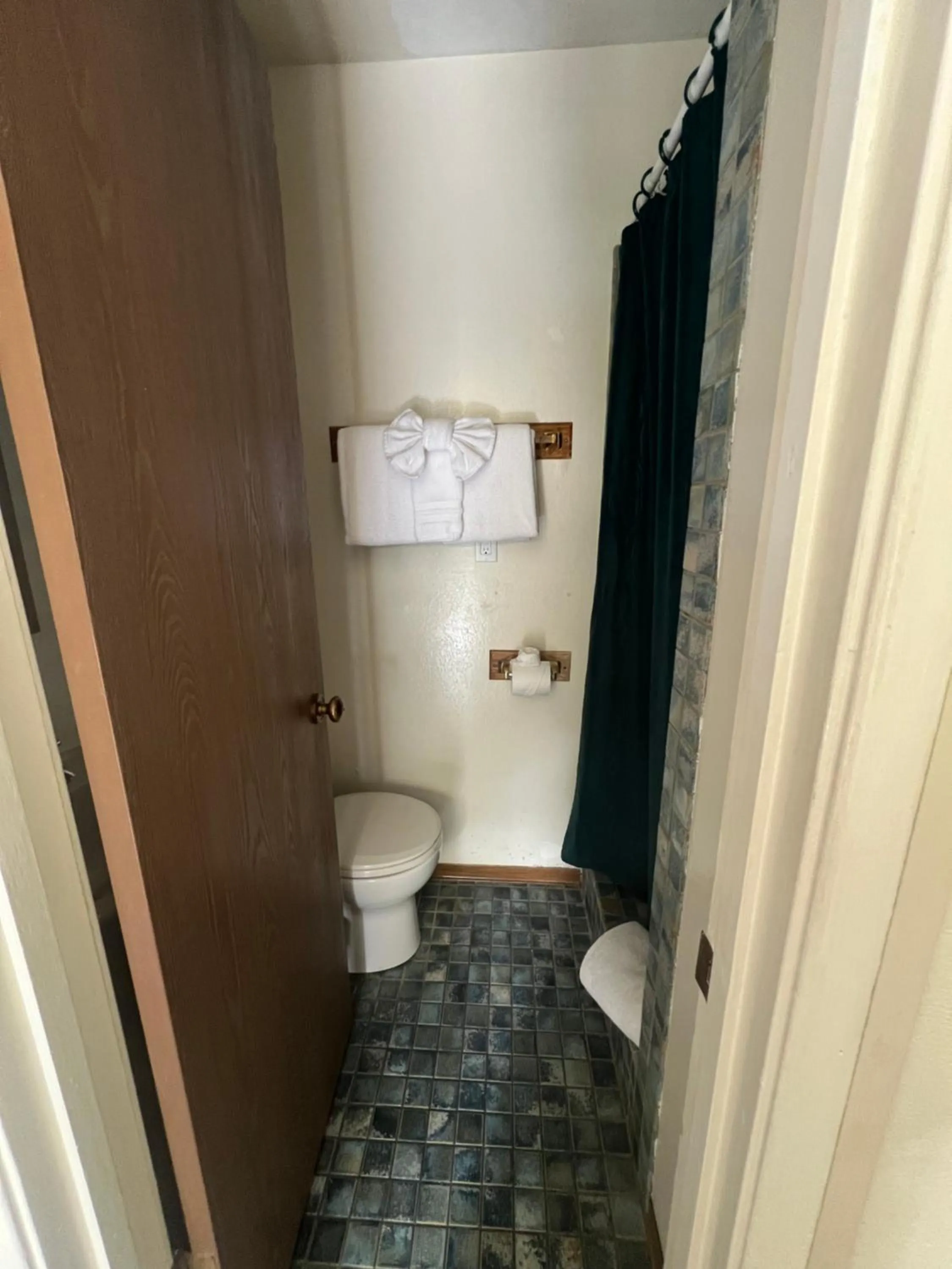 Shower in Ocean Cove Lodge Bar & Grill