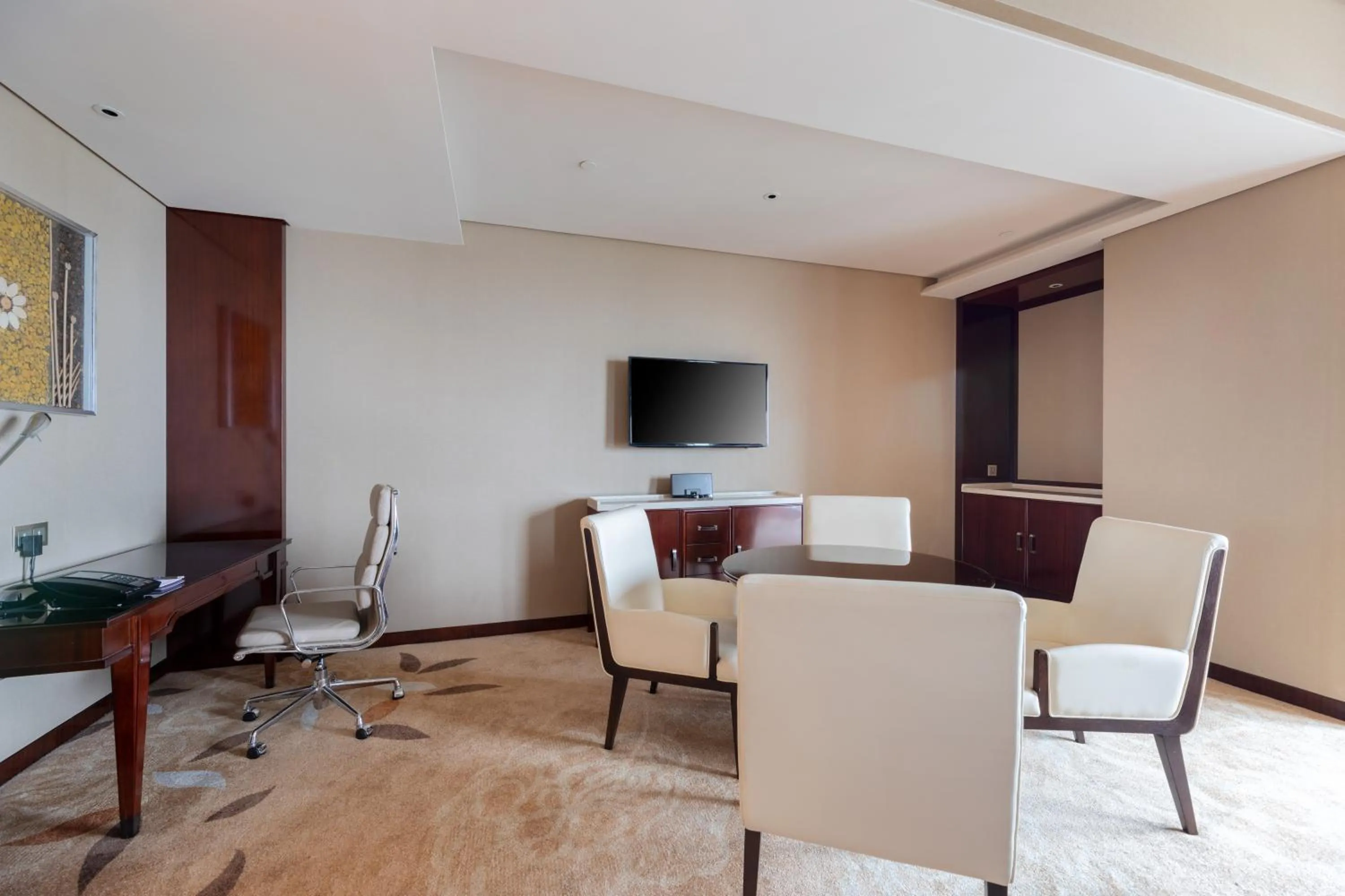 Communal lounge/ TV room in Sheraton Changde Wuling Hotel