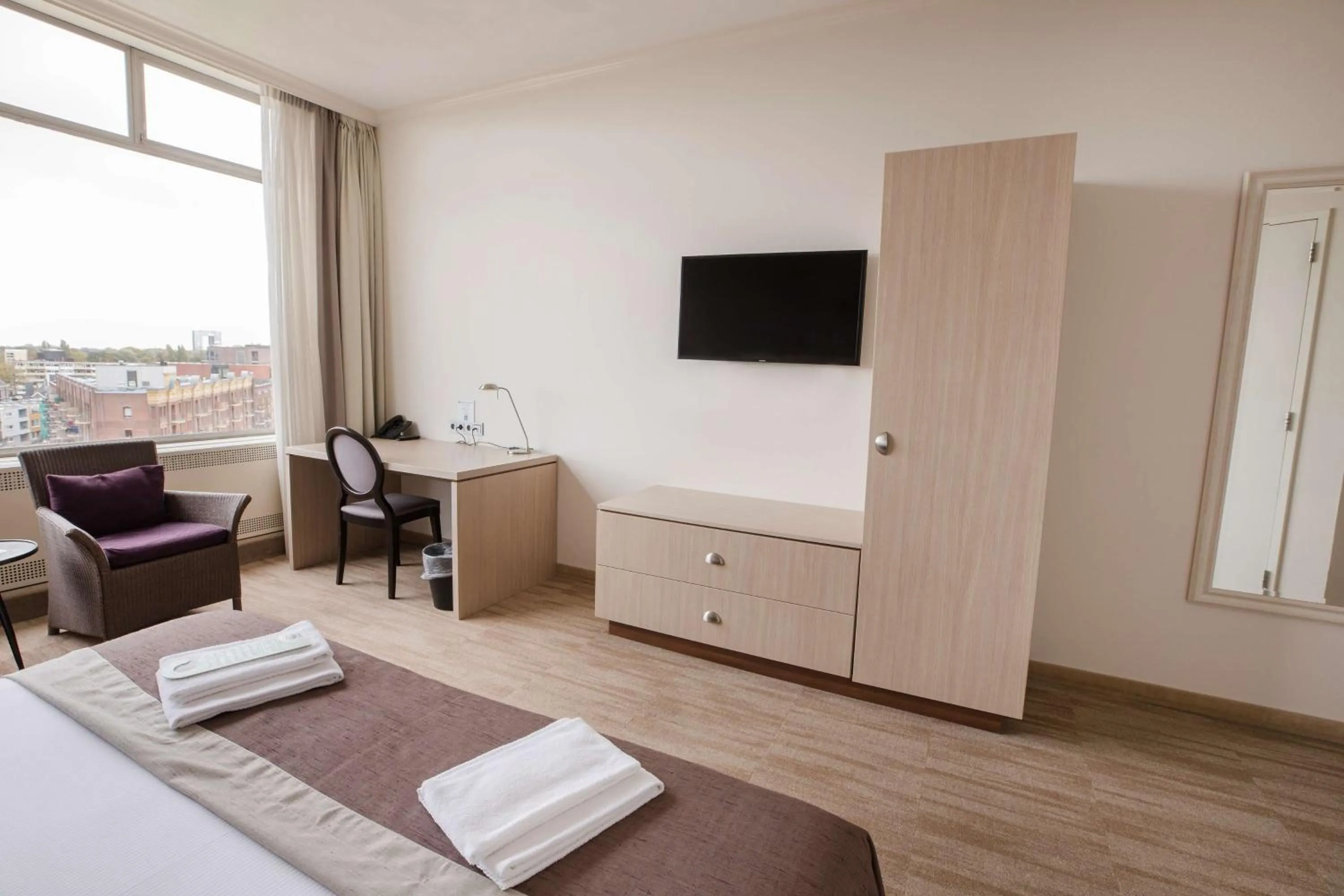 Seating area, Bed in Flonk Hotel Groningen Centre, BW Signature Collection