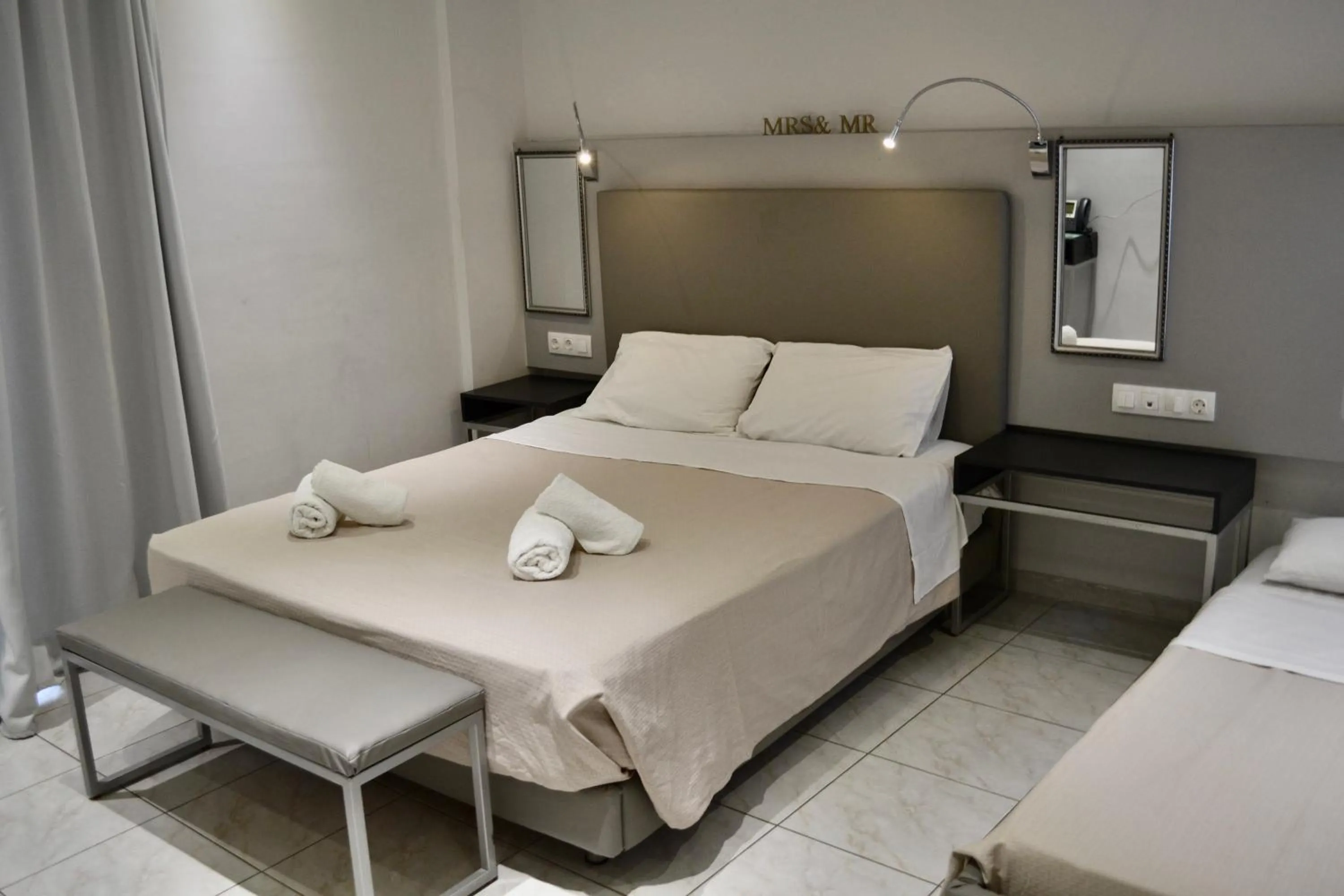 Bedroom, Bed in Atlantis Hotel