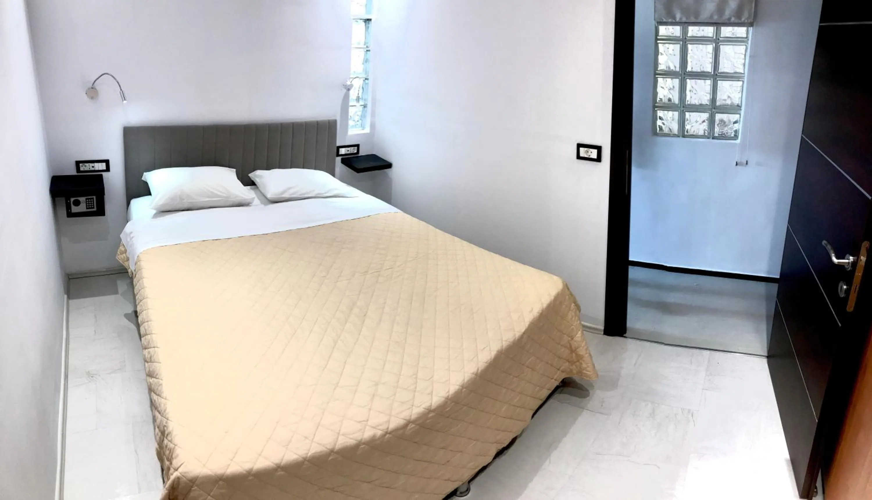 Bedroom, Bed in Atlantis Hotel