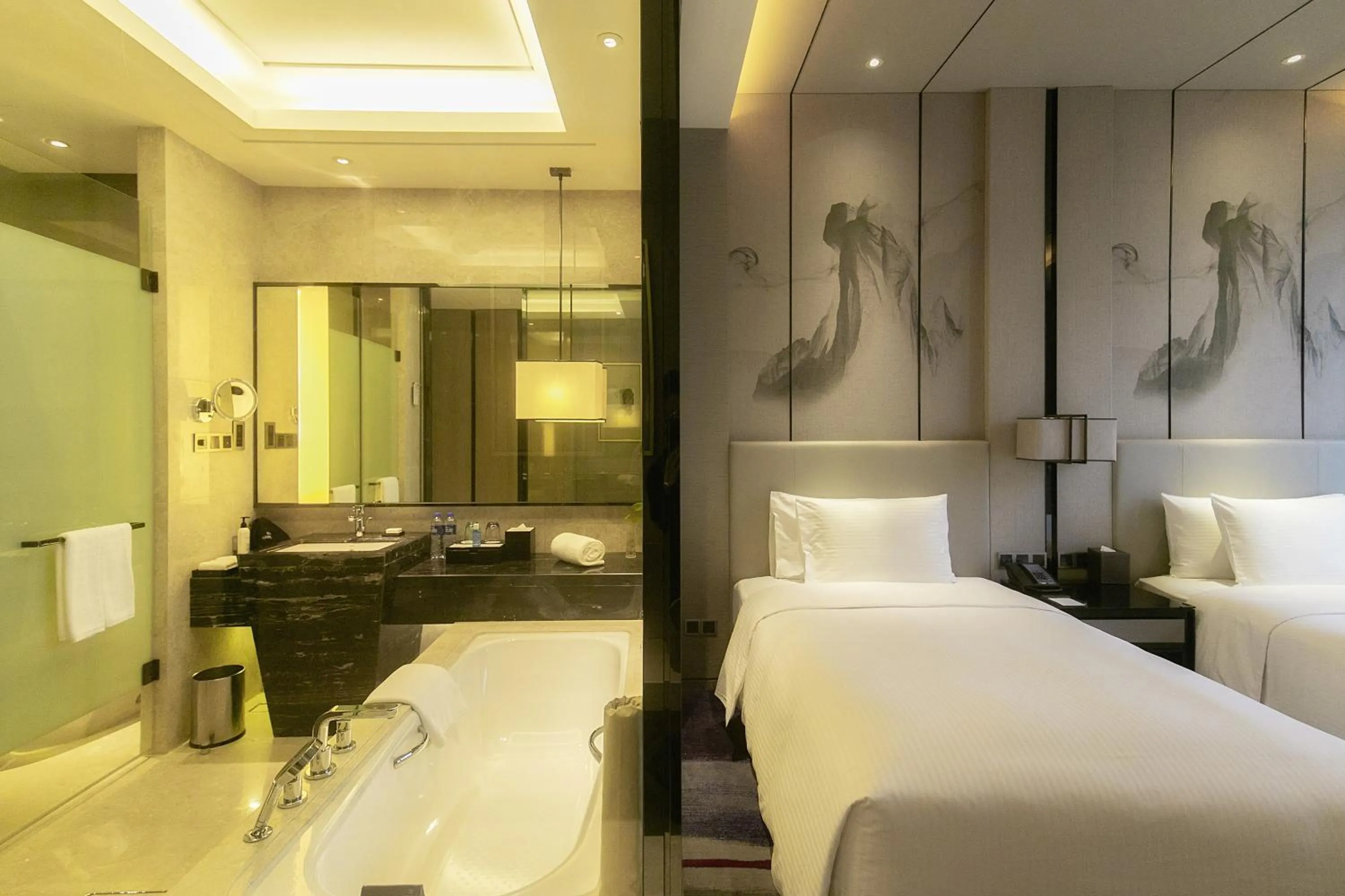 Bathroom, Bed in Maanshan Wanda Realm Hotel