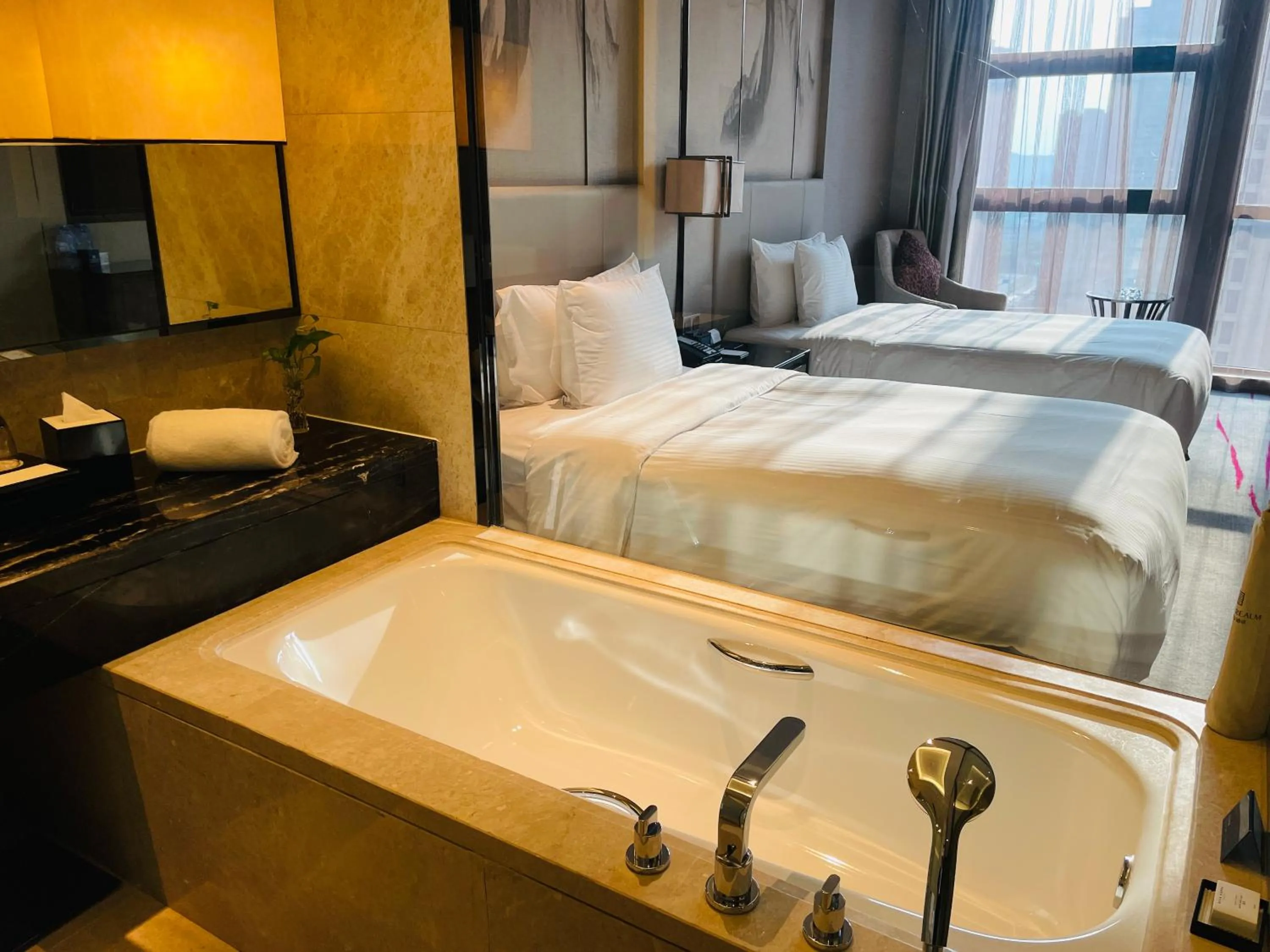 Bath, Bed in Maanshan Wanda Realm Hotel