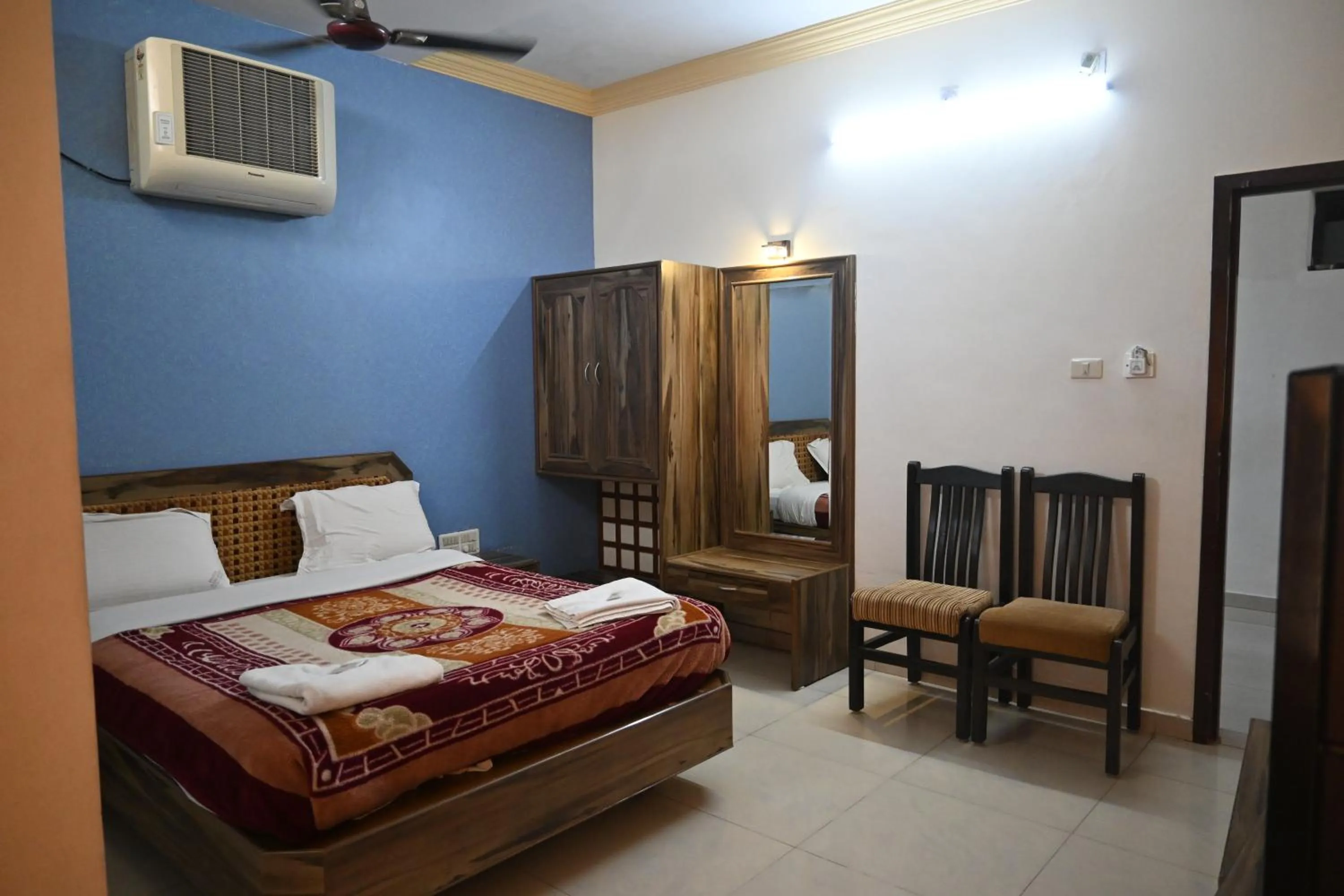 Bedroom, Bed in Hotel Ashlesh Manipal