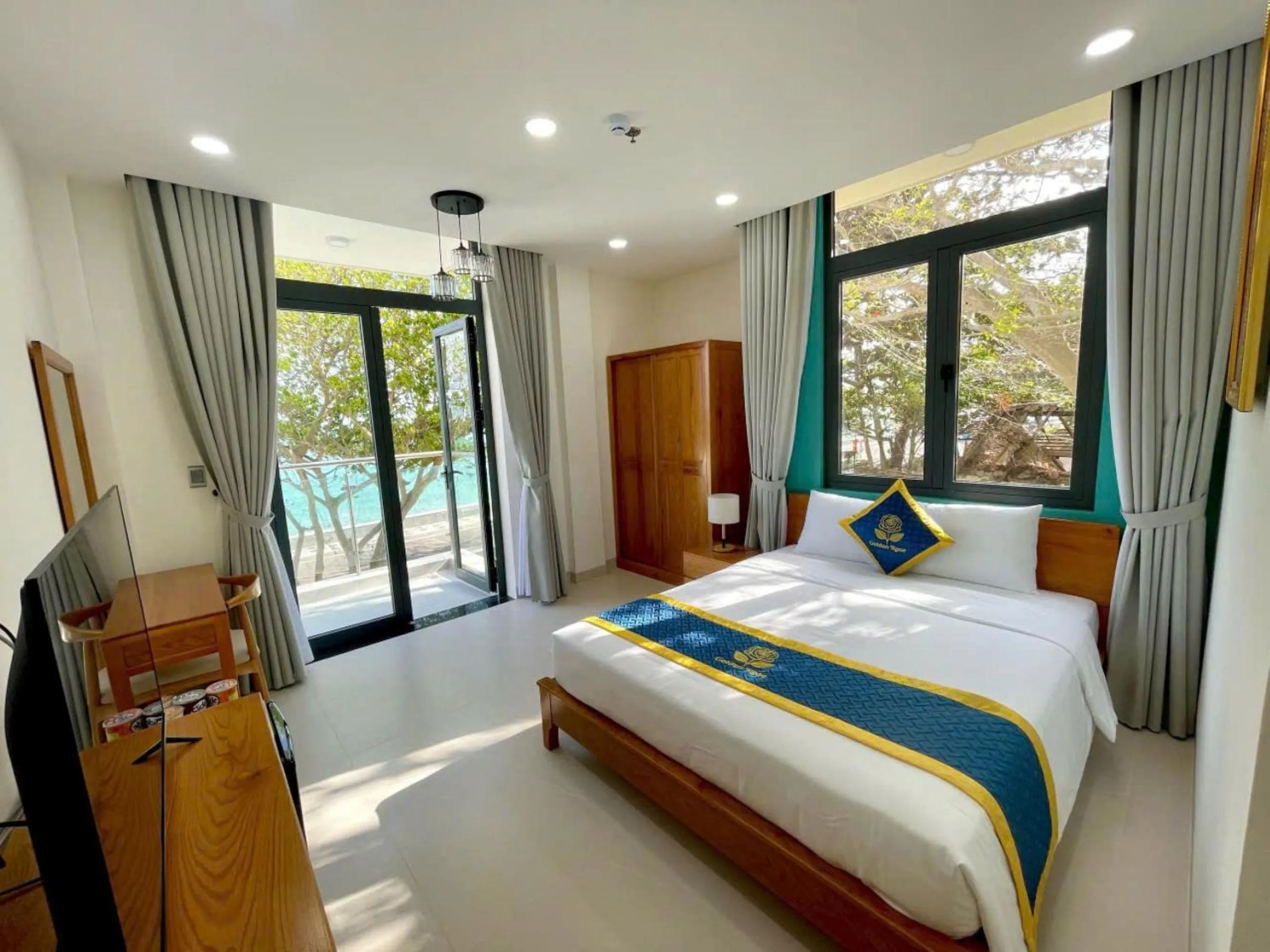 Bedroom, Bed in Golden Rose Hotel Con Dao