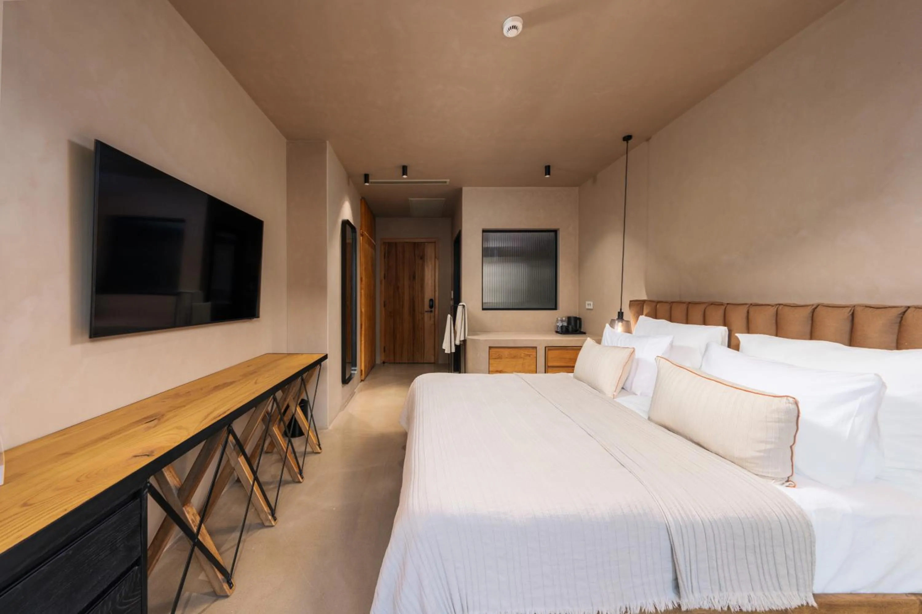 Toilet, Bed in Roome