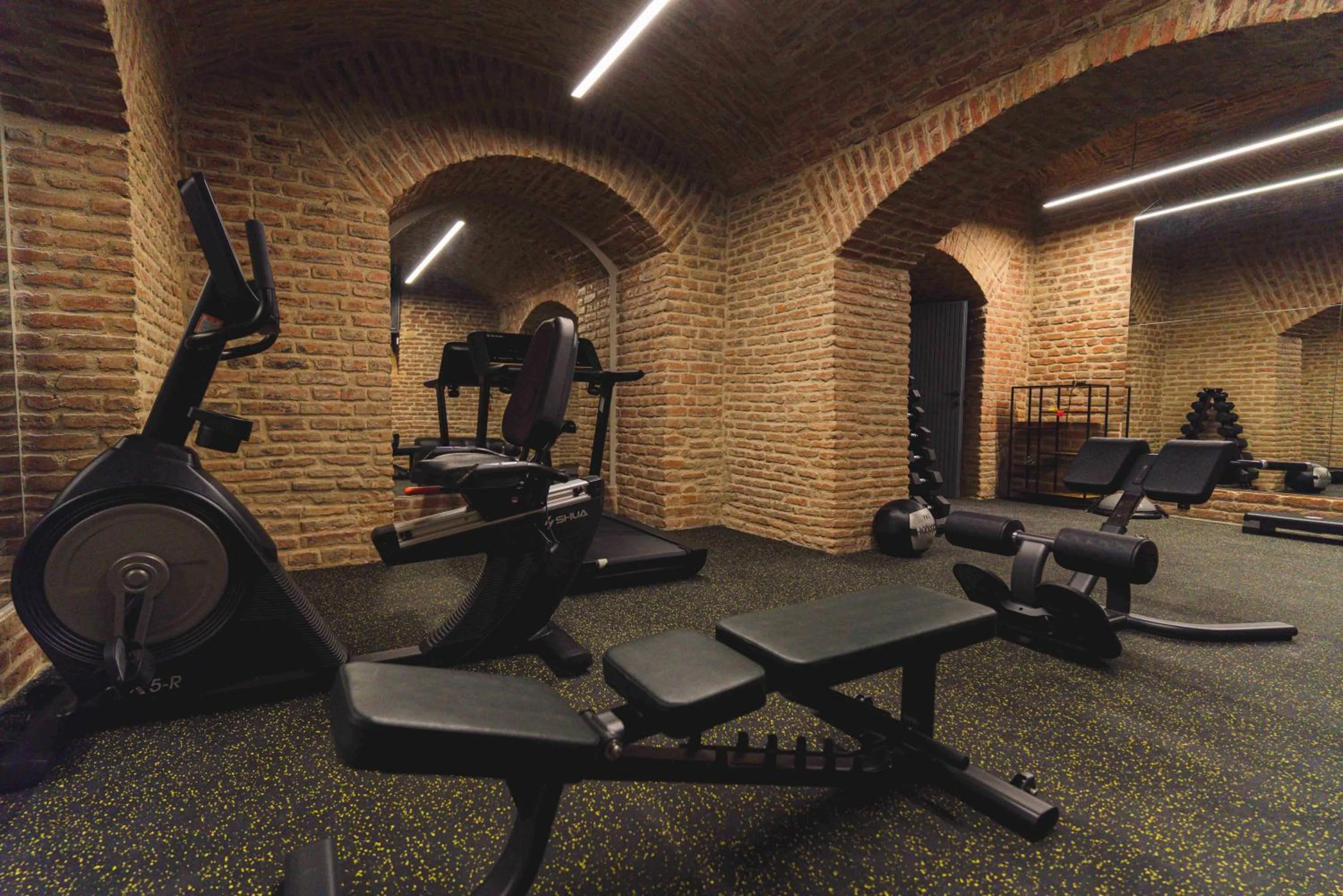 Fitness centre/facilities in Qarvasla Hotel