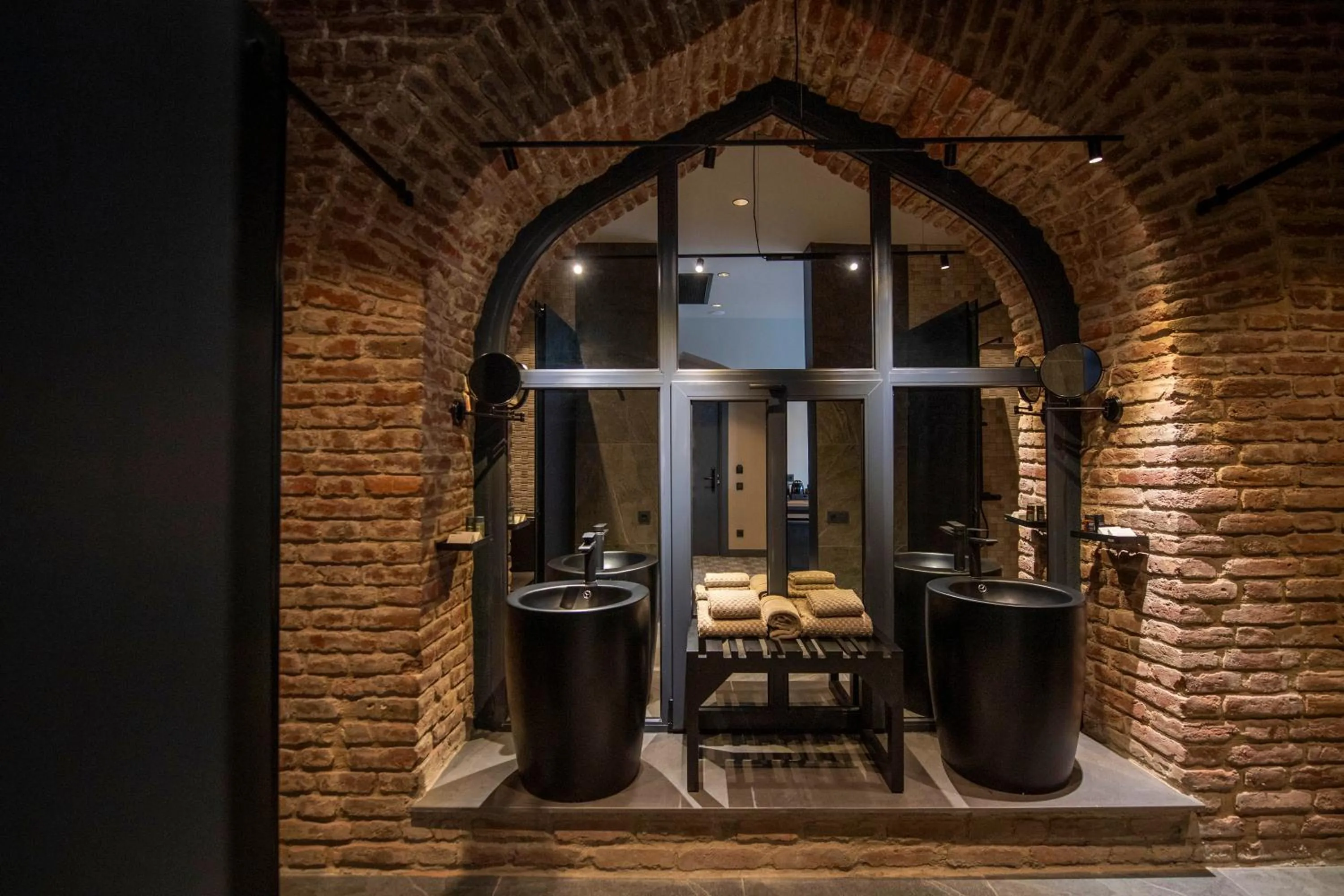 Bathroom in Qarvasla Hotel