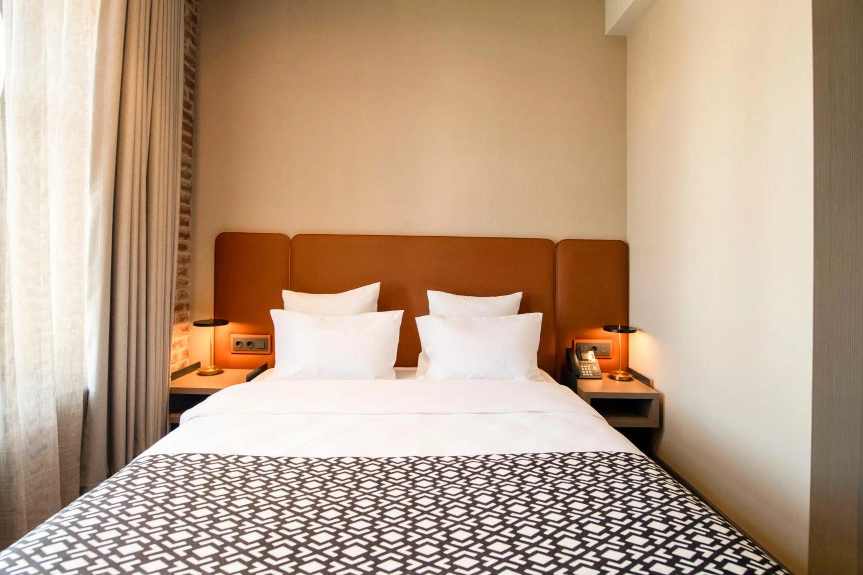 Bed in Qarvasla Hotel