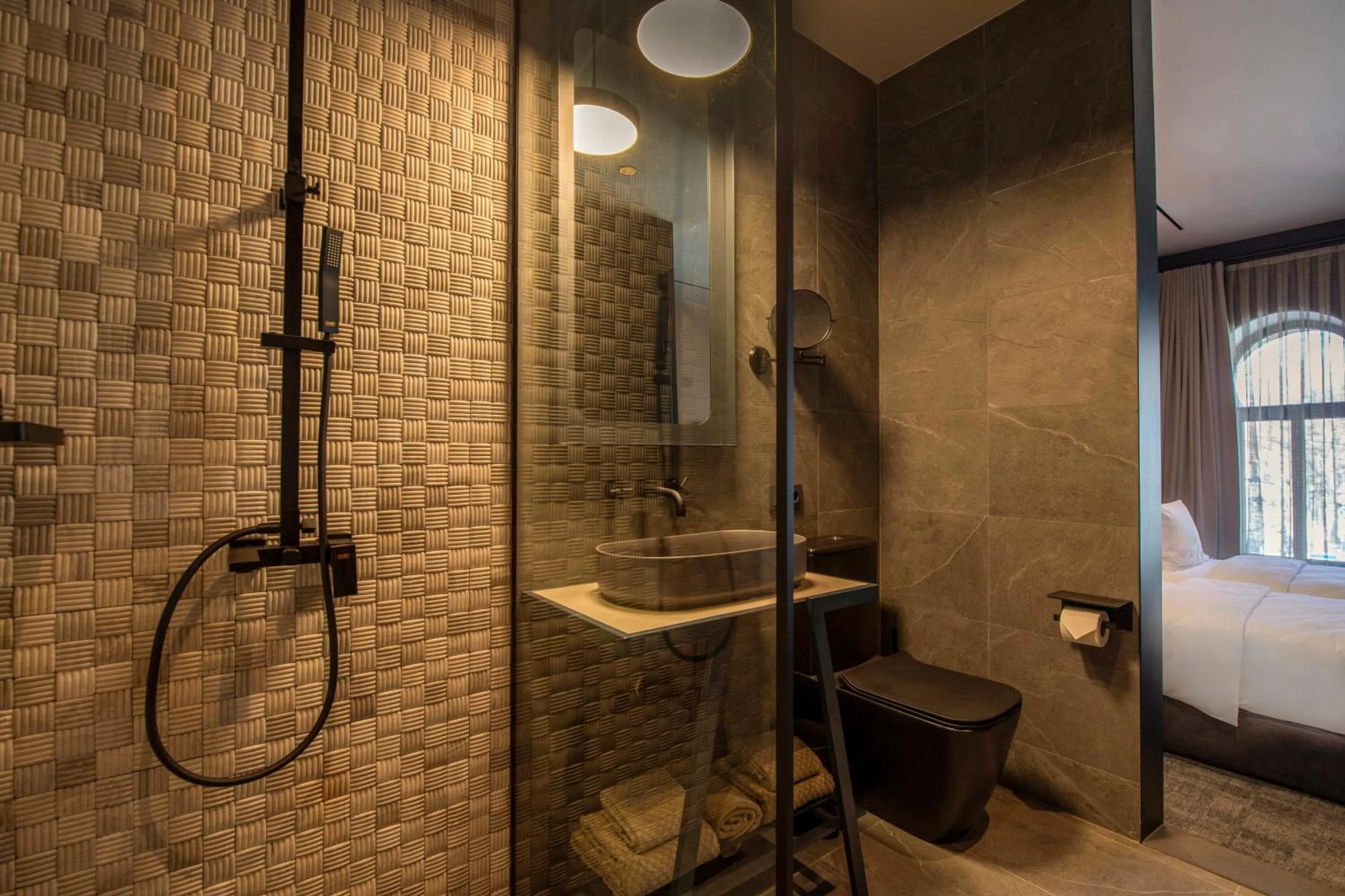 Bathroom in Qarvasla Hotel