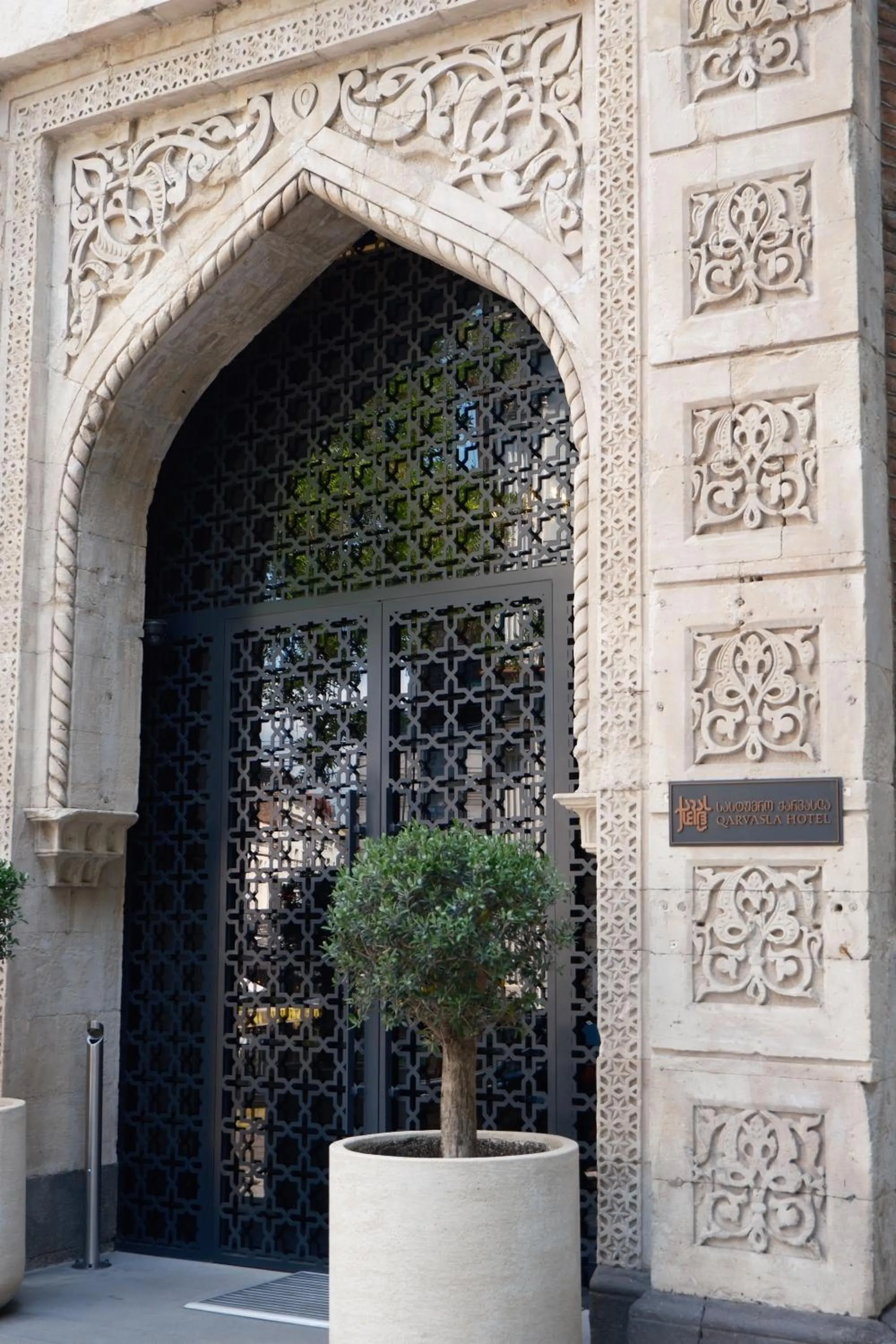 Facade/entrance in Qarvasla Hotel
