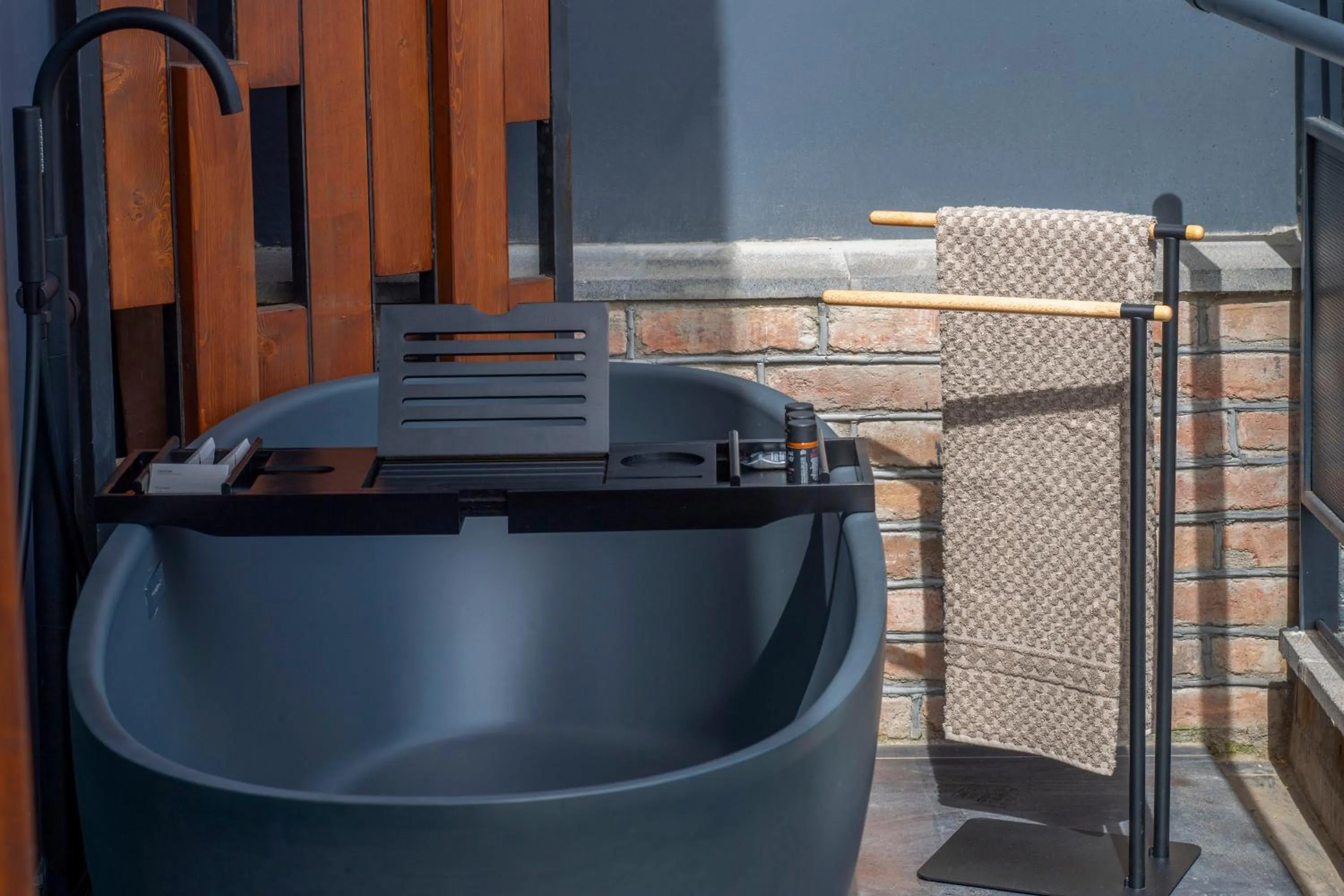 Bath in Qarvasla Hotel