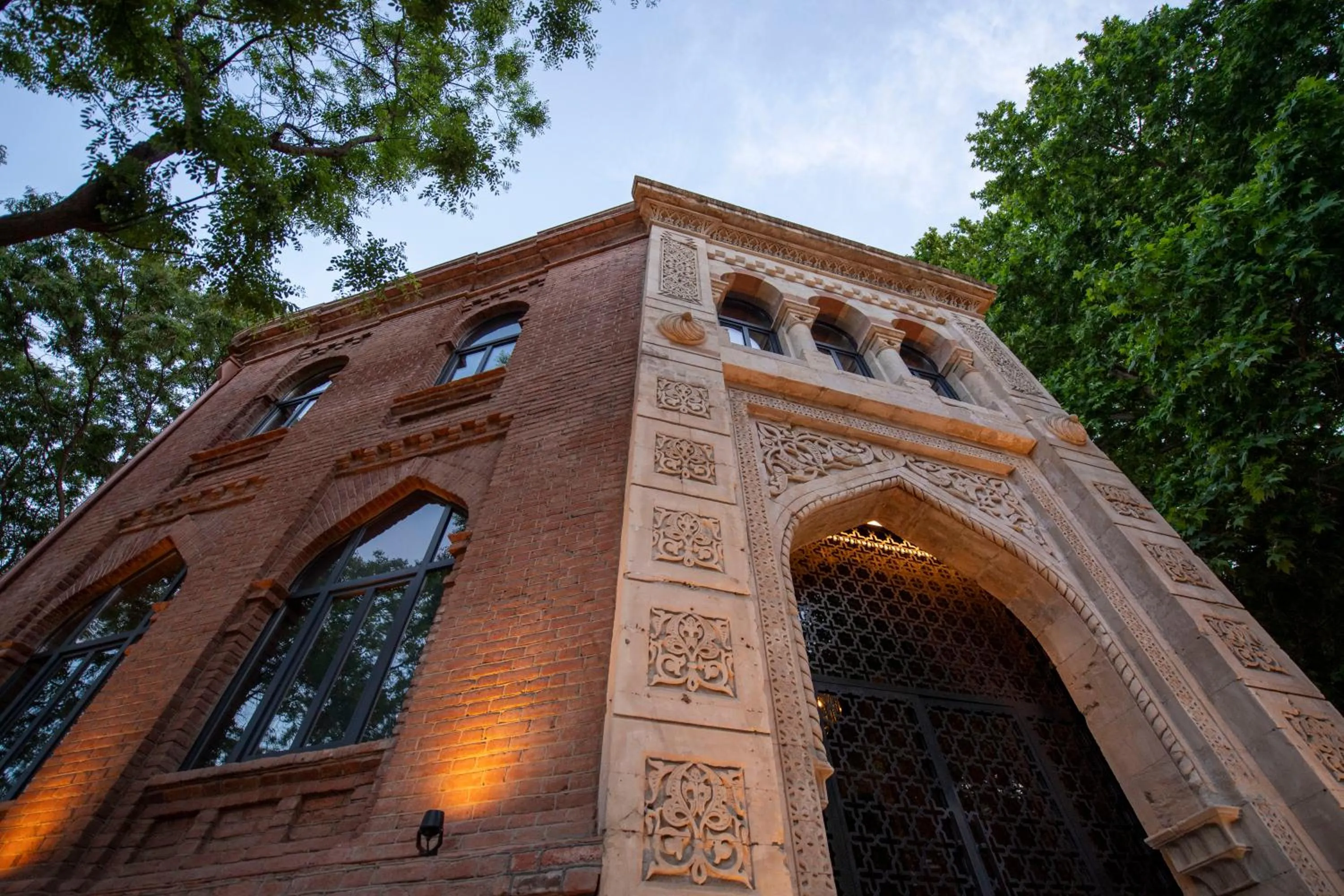 Property building in Qarvasla Hotel