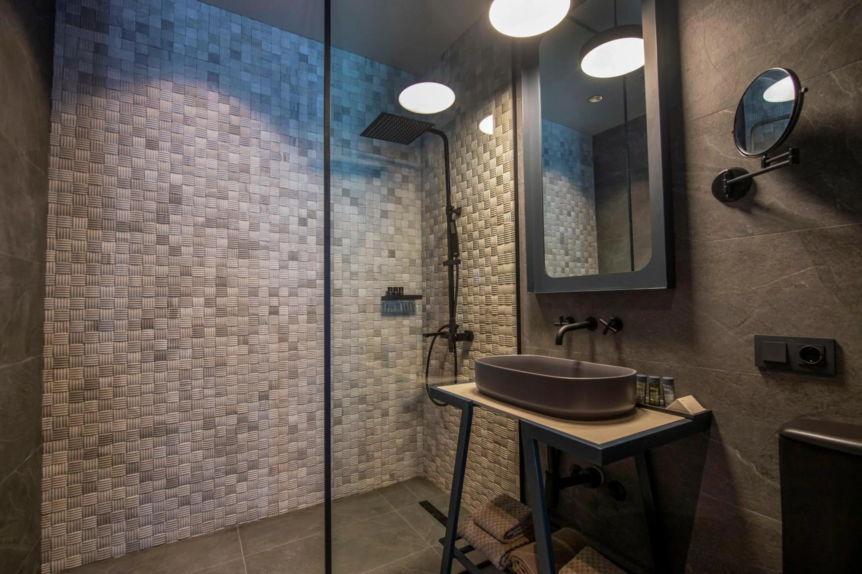 Bathroom in Qarvasla Hotel