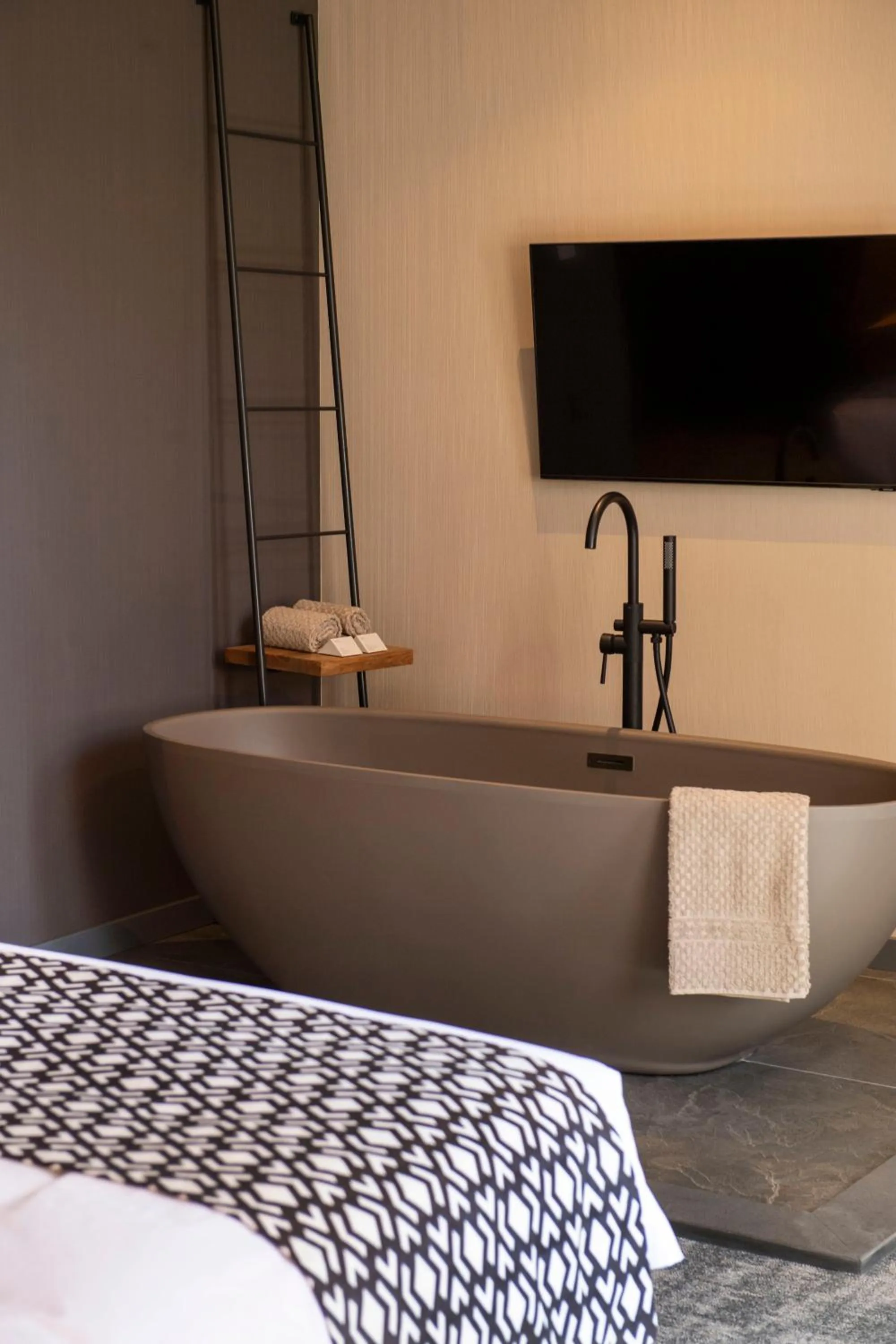 Bath, Bed in Qarvasla Hotel