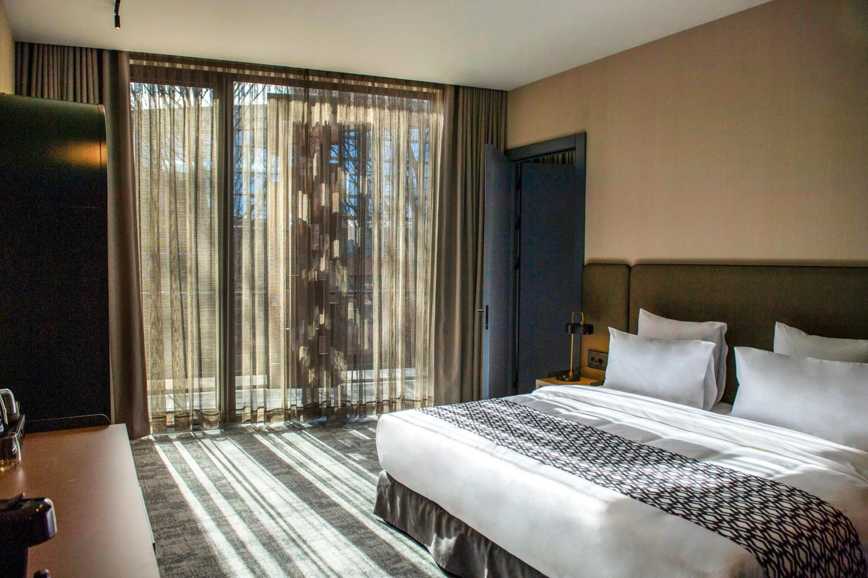 Bed in Qarvasla Hotel