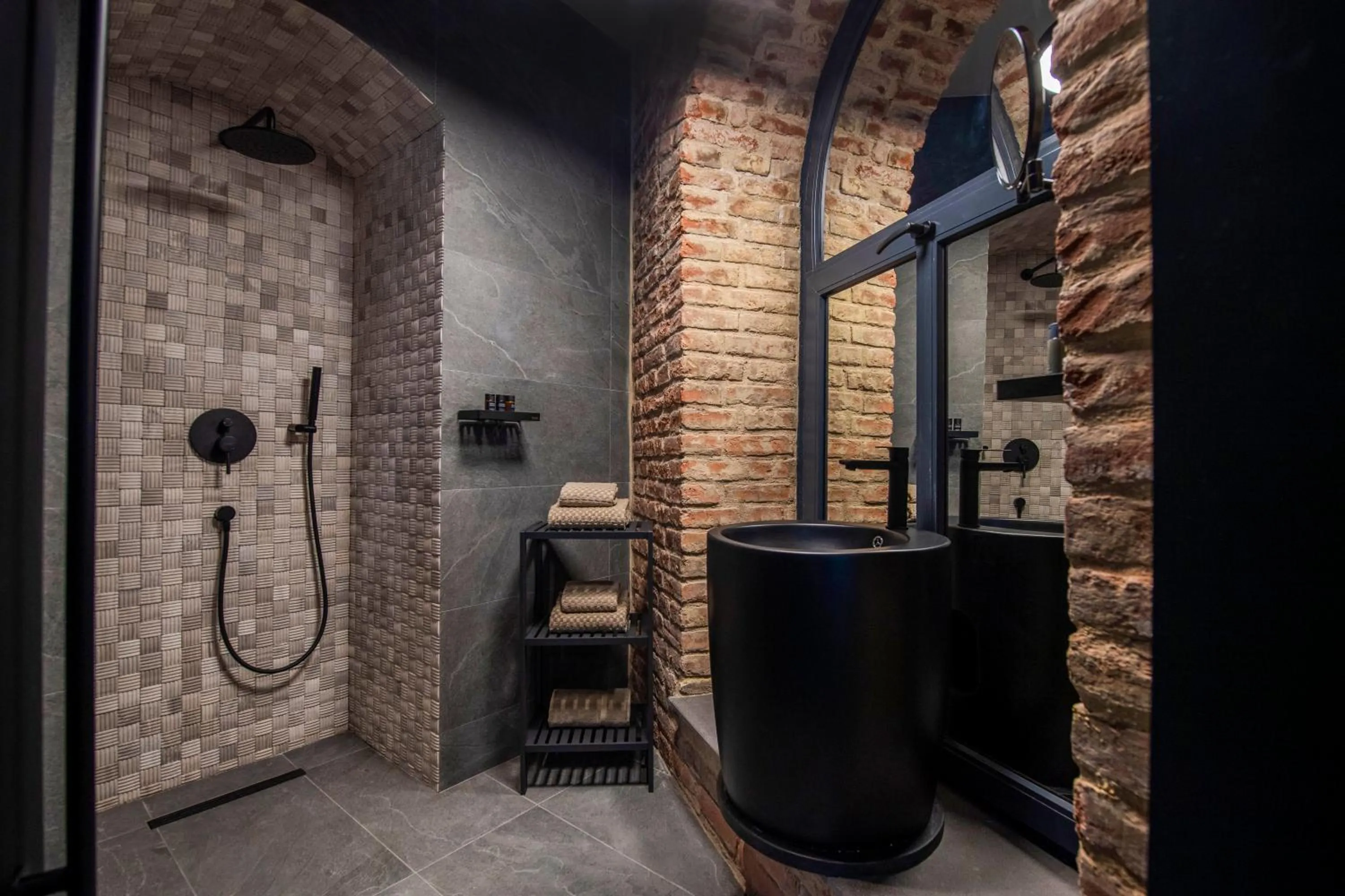 Bathroom in Qarvasla Hotel