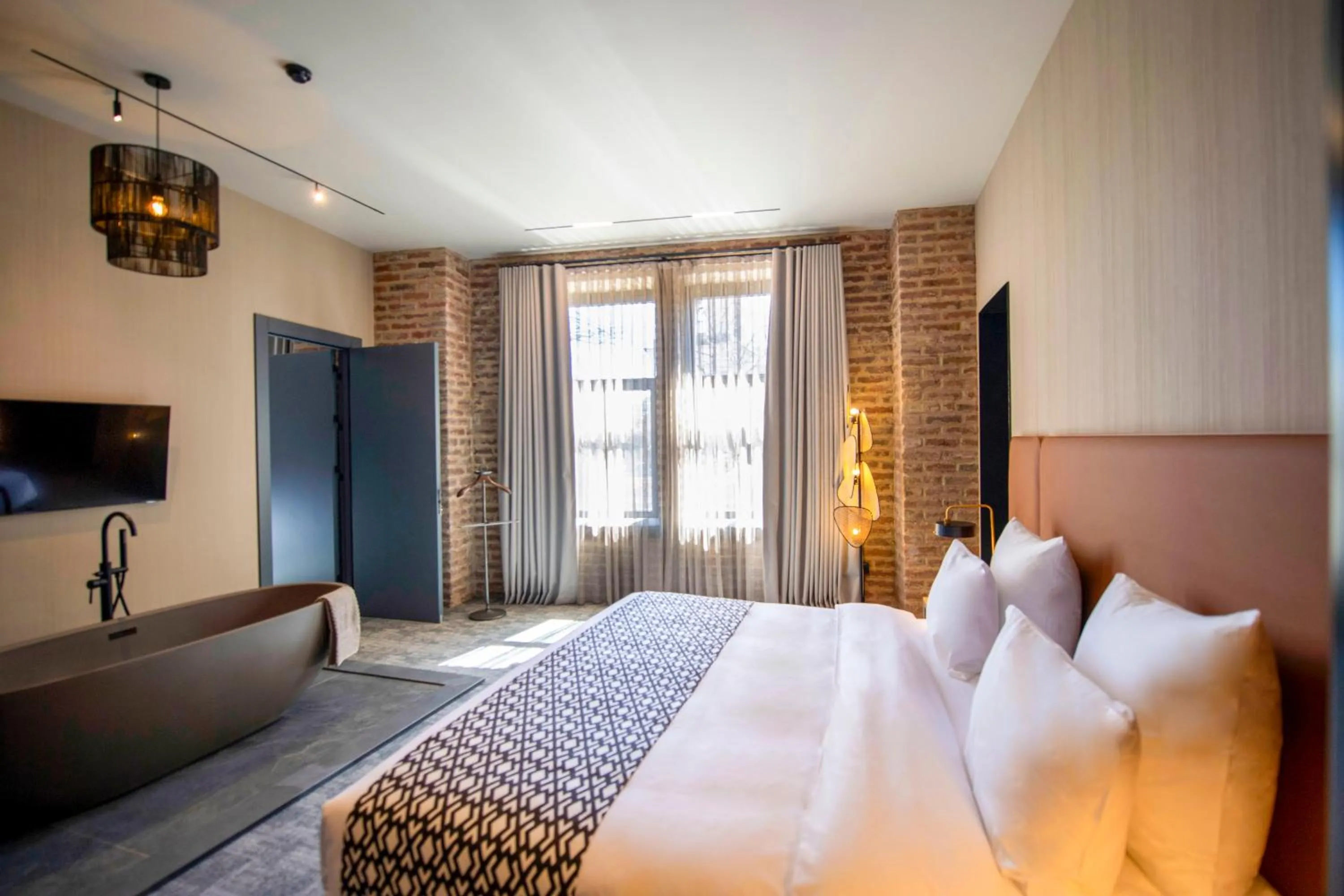 Bed in Qarvasla Hotel