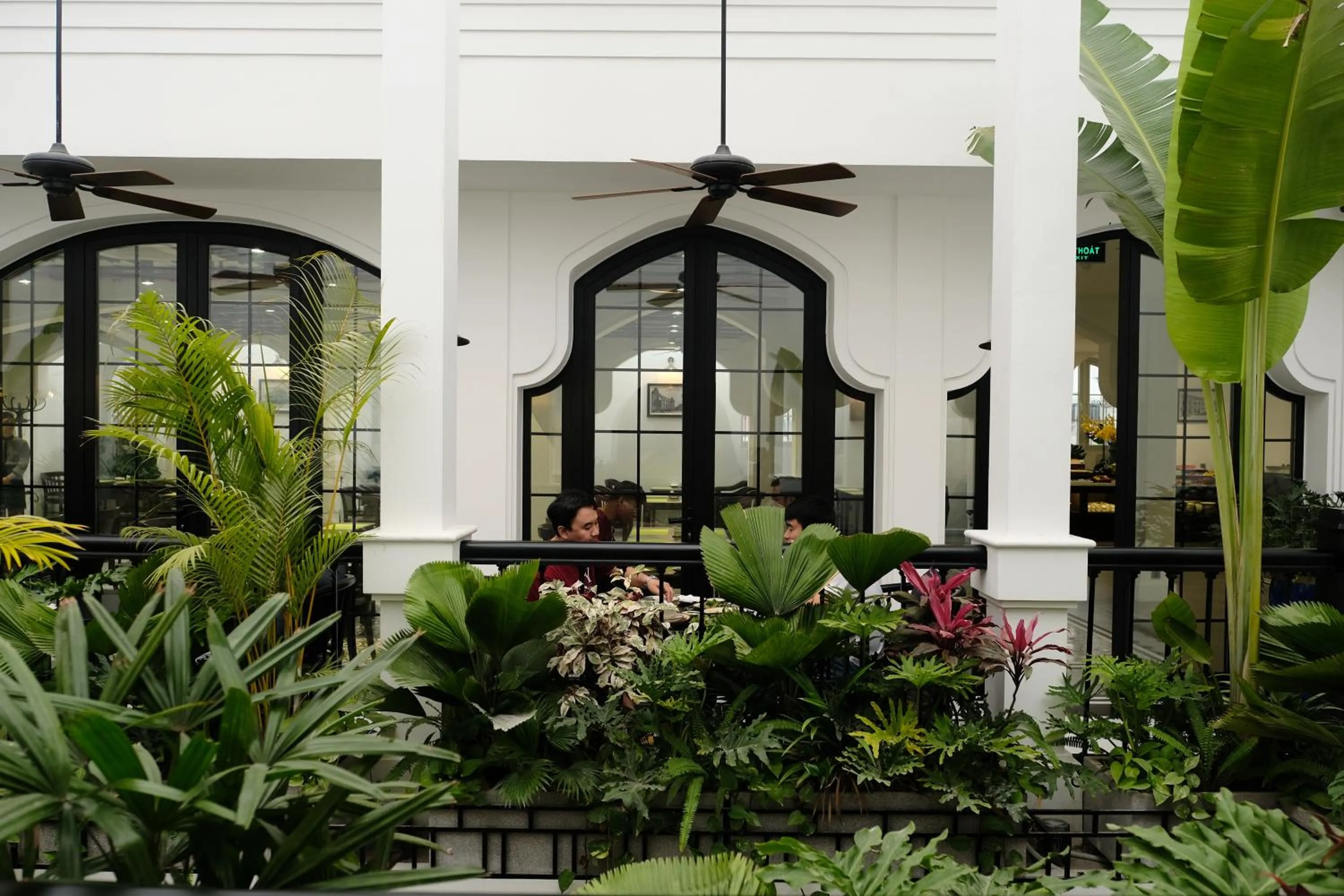 Restaurant/places to eat in Paul Chabot Hotel