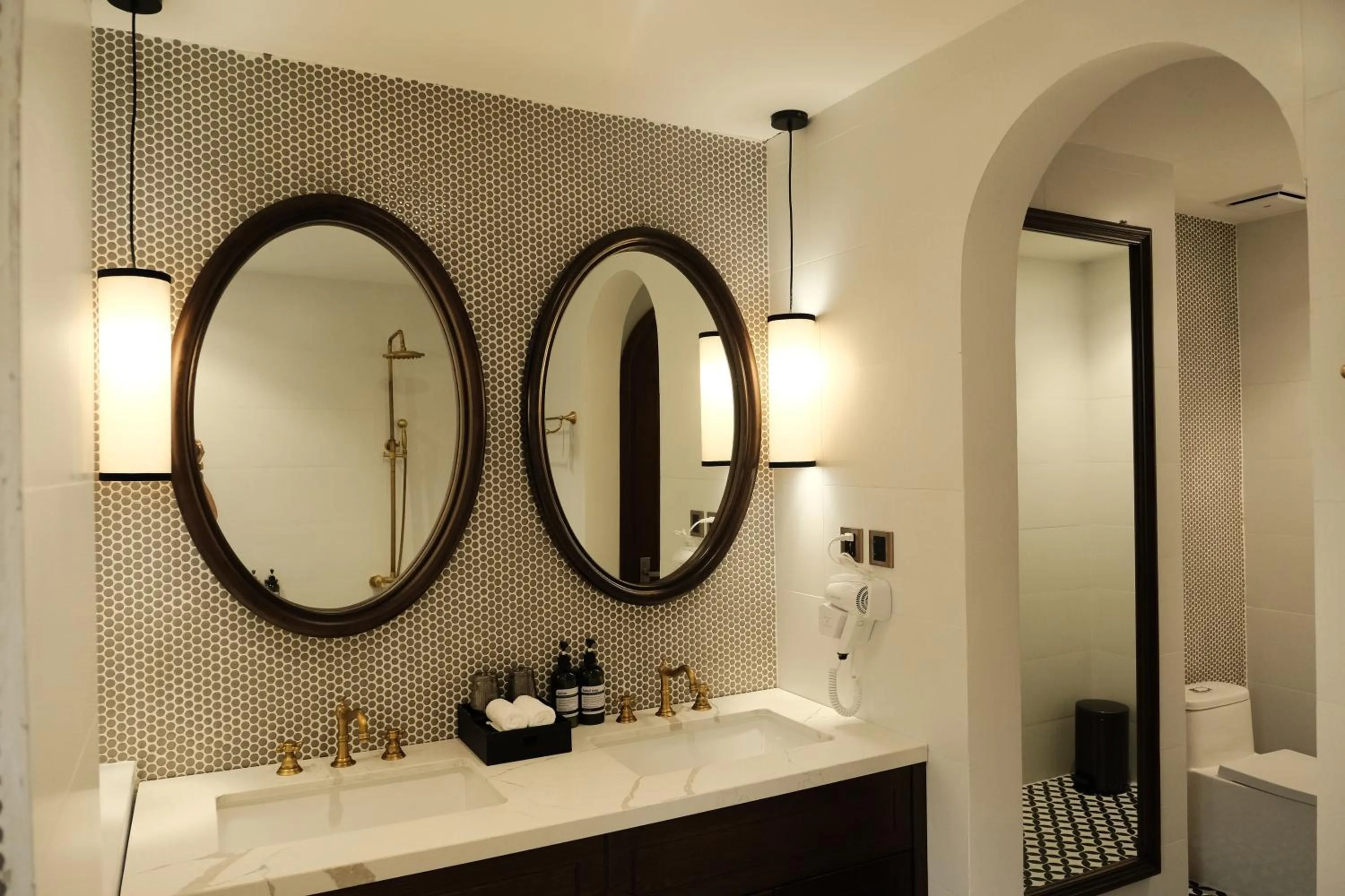 Toilet in Paul Chabot Hotel