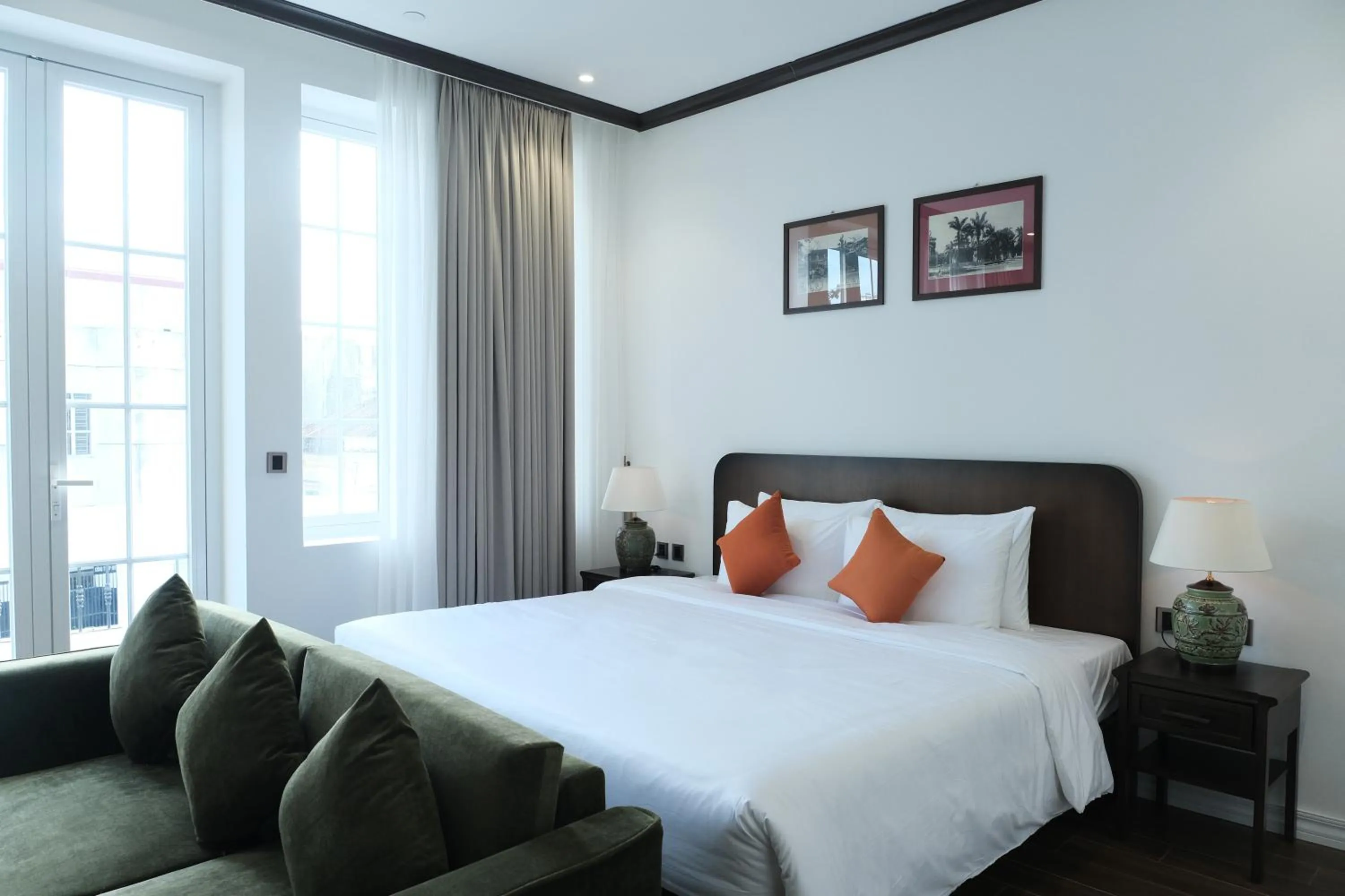 Photo of the whole room, Bed in Paul Chabot Hotel