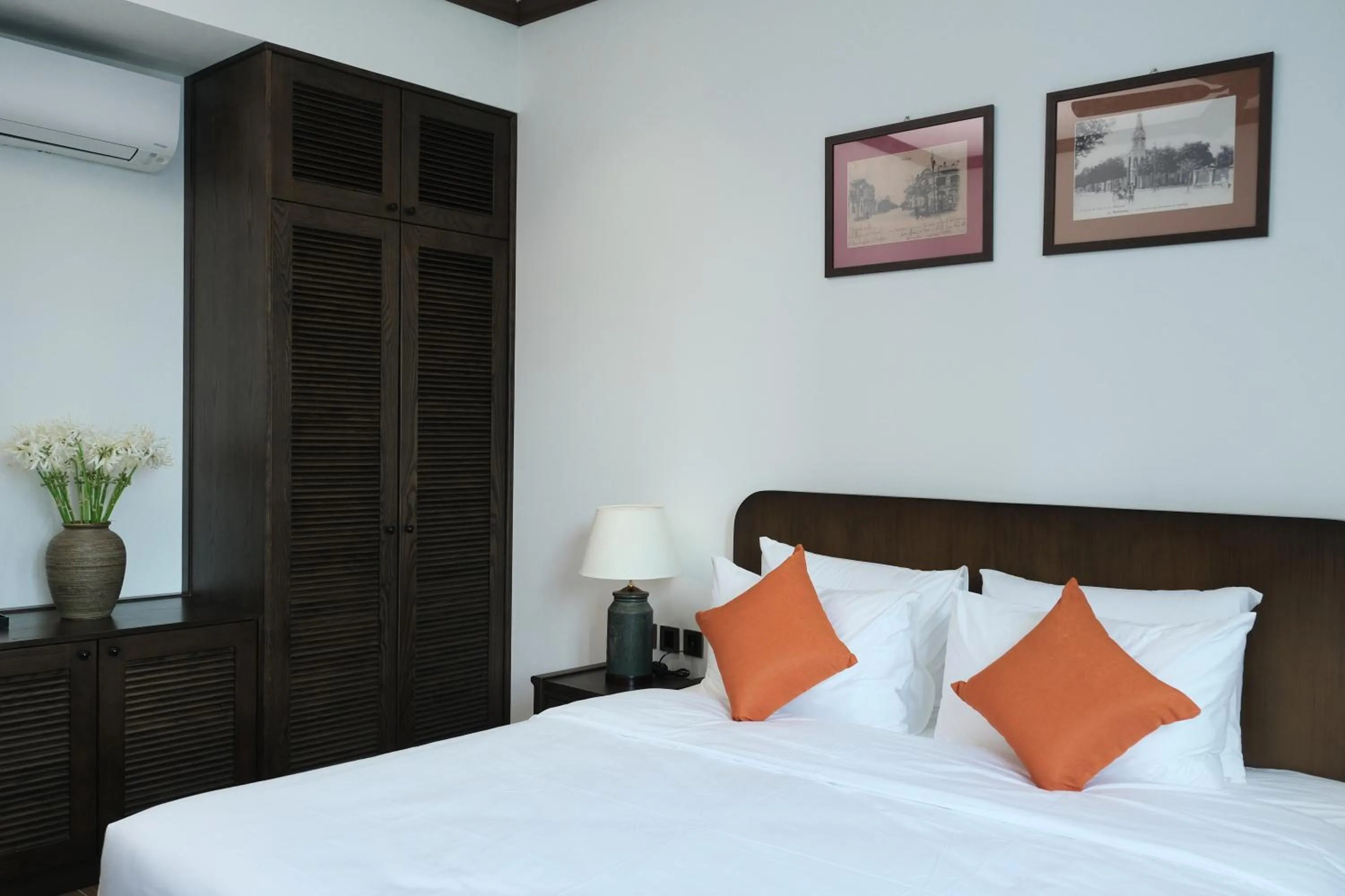 Bed in Paul Chabot Hotel