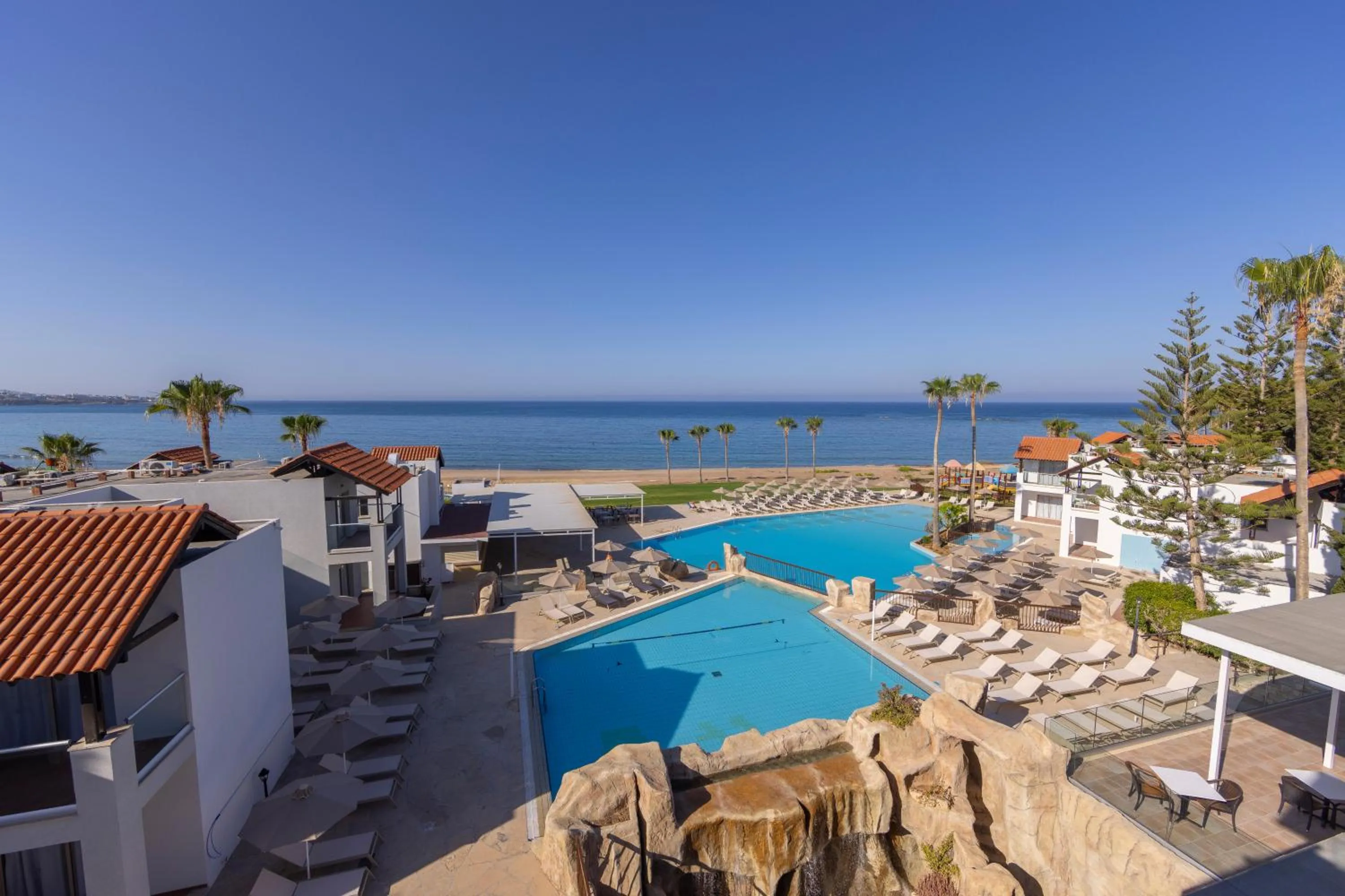 Swimming pool in Kapetanios Aqua Resort