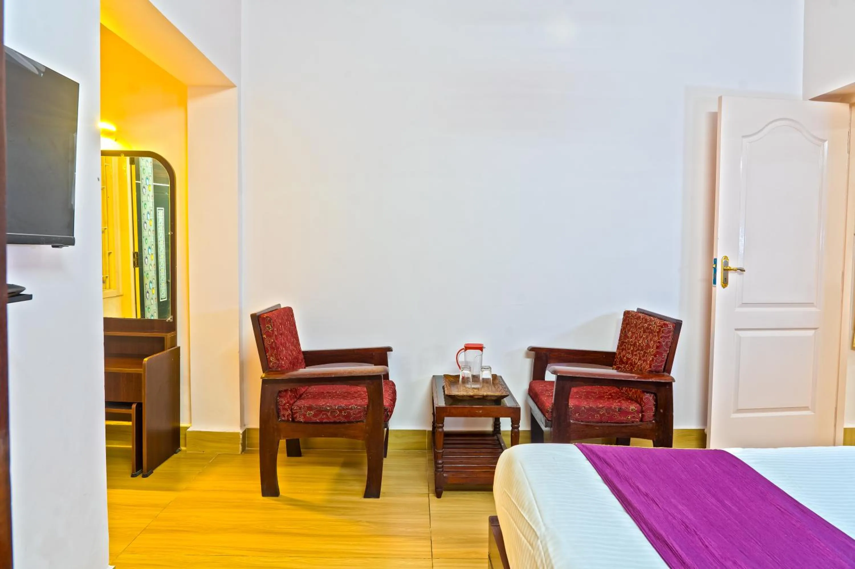Seating area, Bed in Hotel Mount View