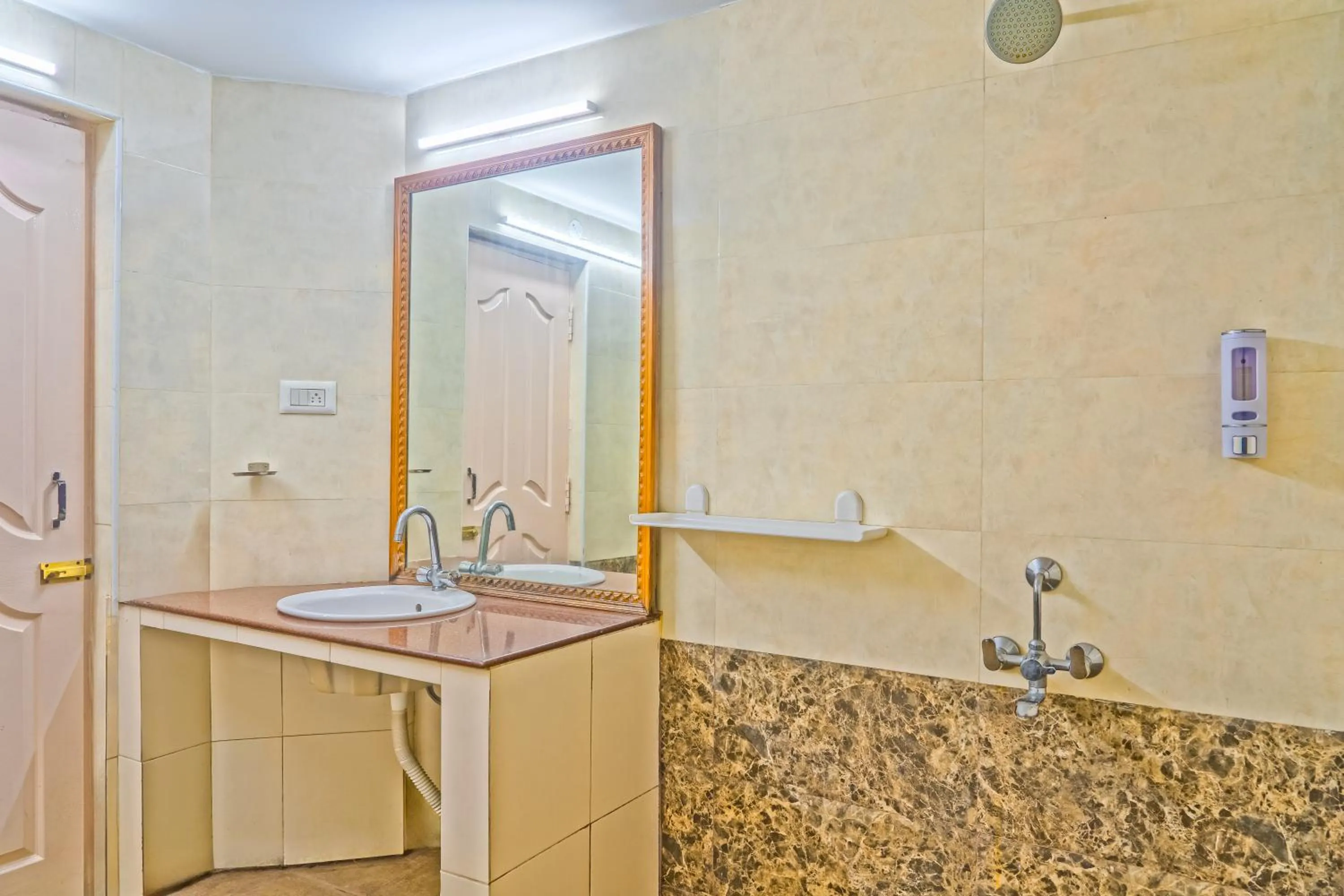 Shower in Hotel Mount View