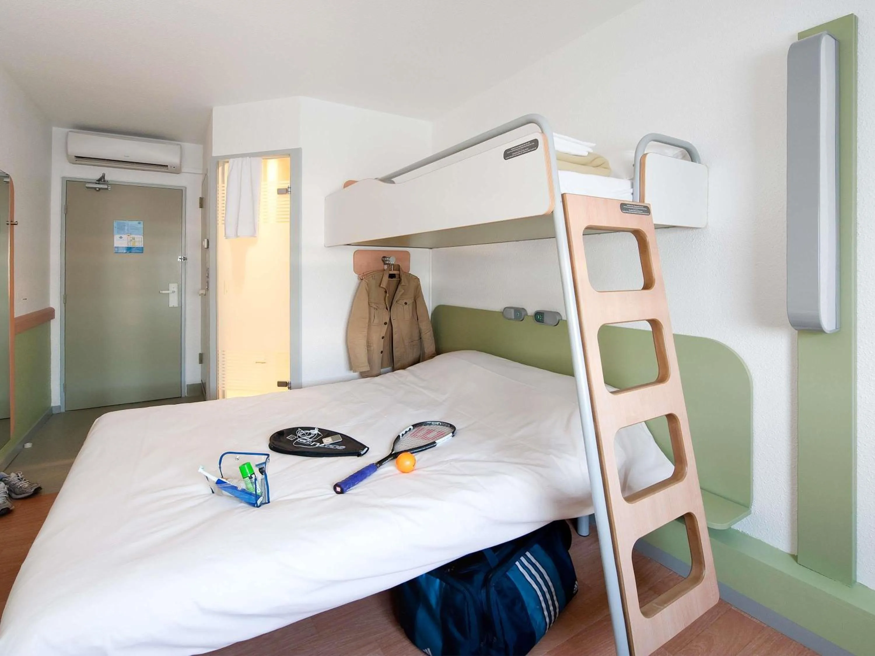 Bedroom, Bed in ibis budget Poitiers Sud