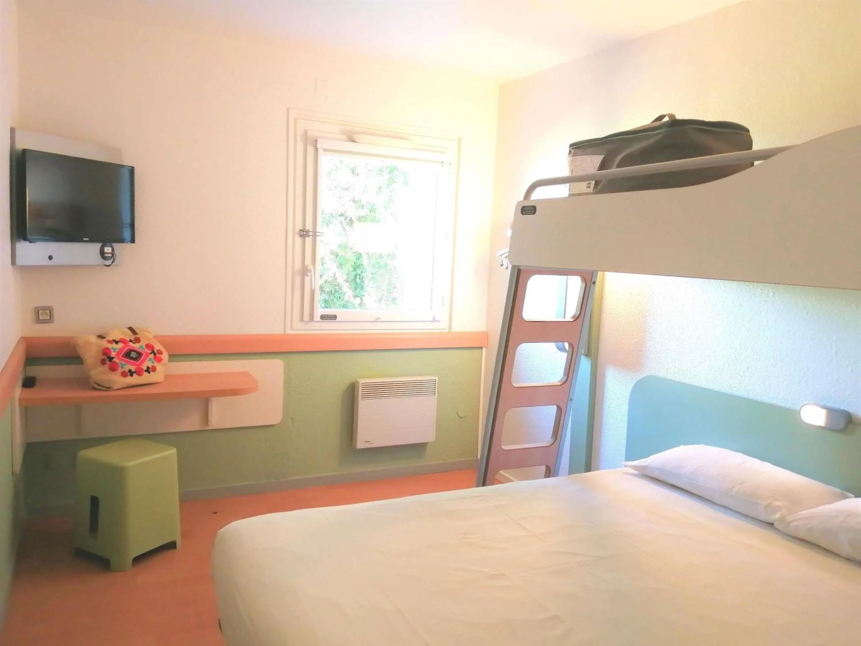 Bedroom, Bed in ibis budget Poitiers Sud