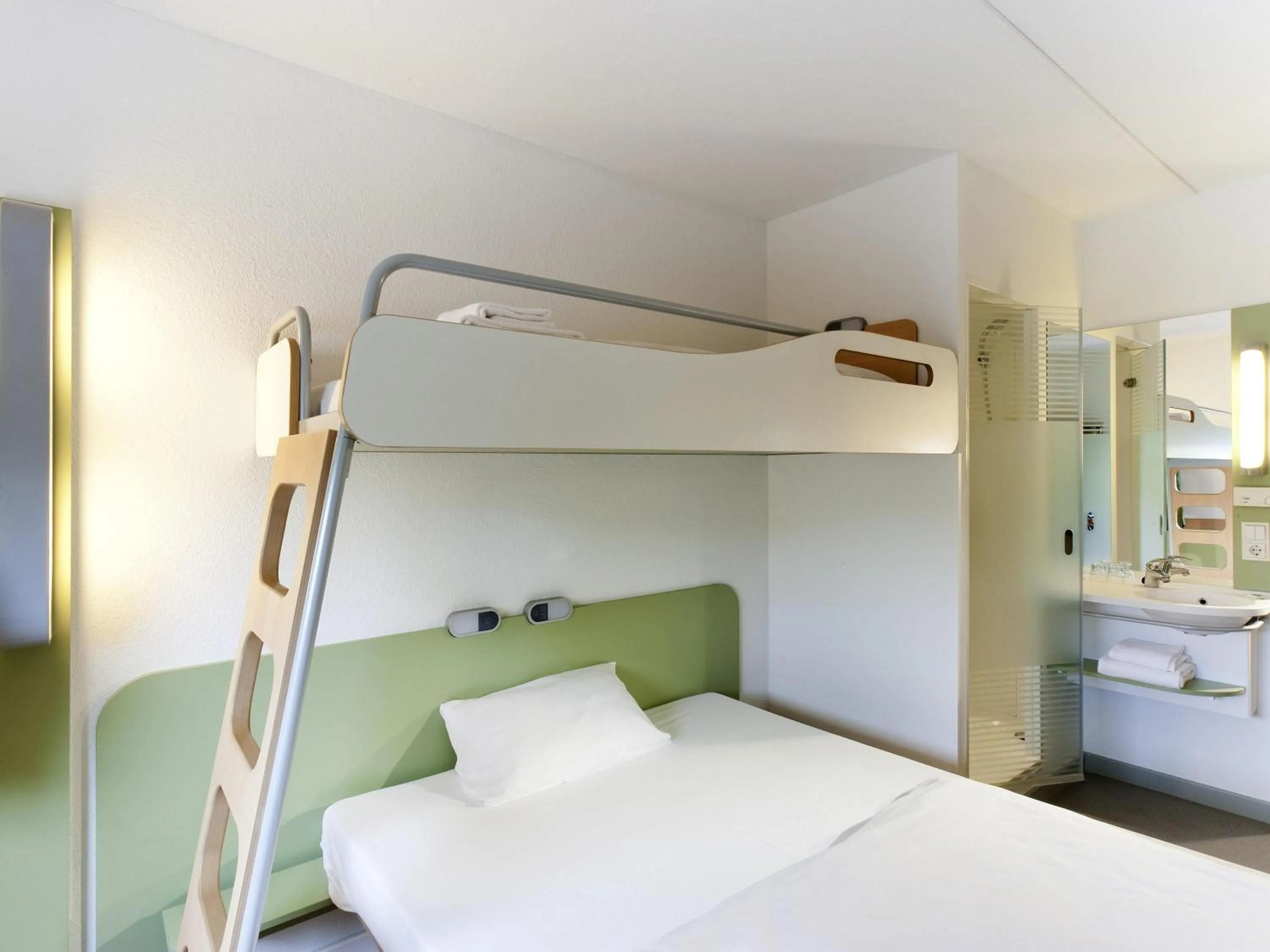 Bedroom, Bed in Ibis Budget Montelimar