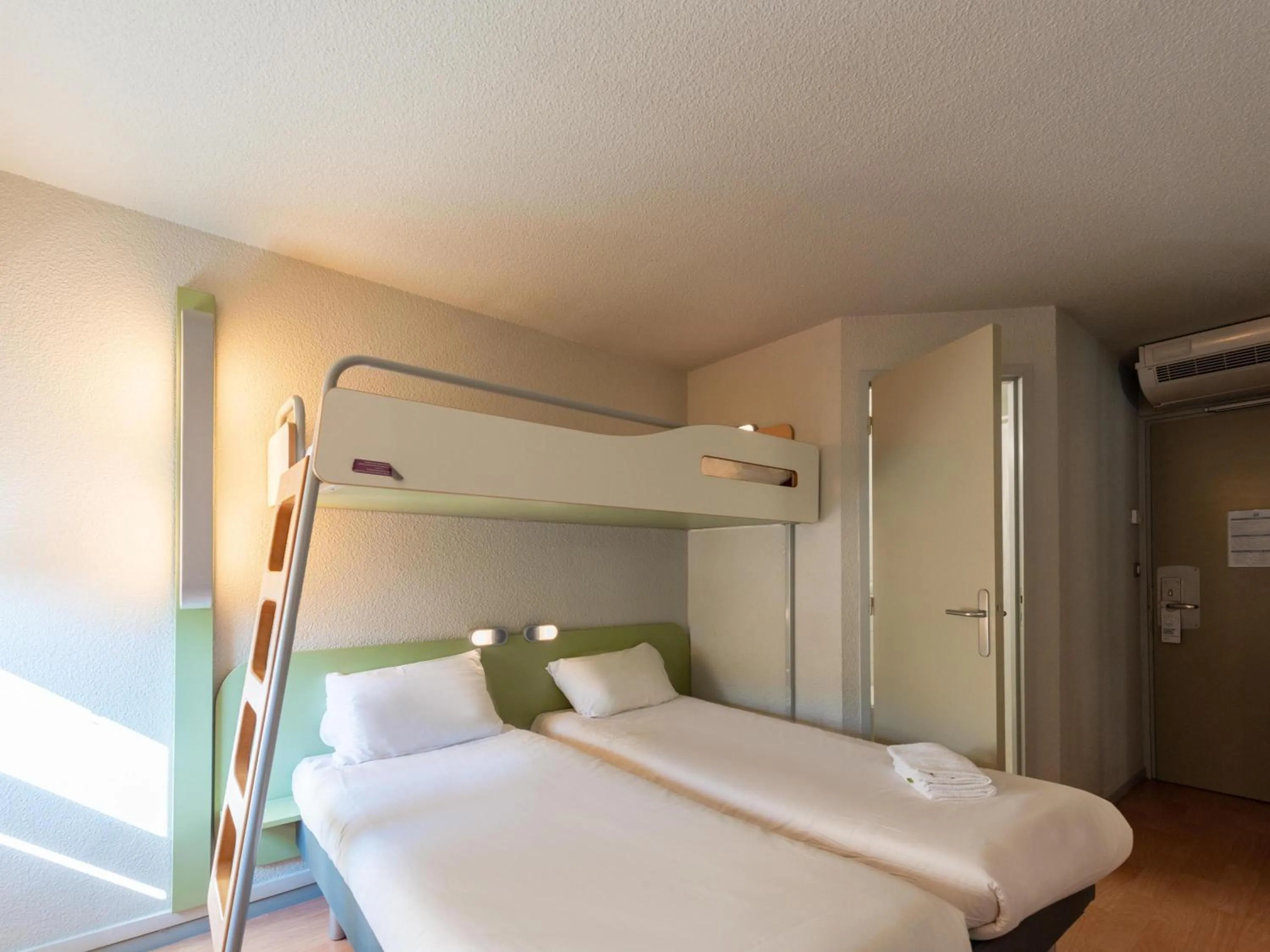 Bedroom, Bed in Ibis Budget Avignon Nord