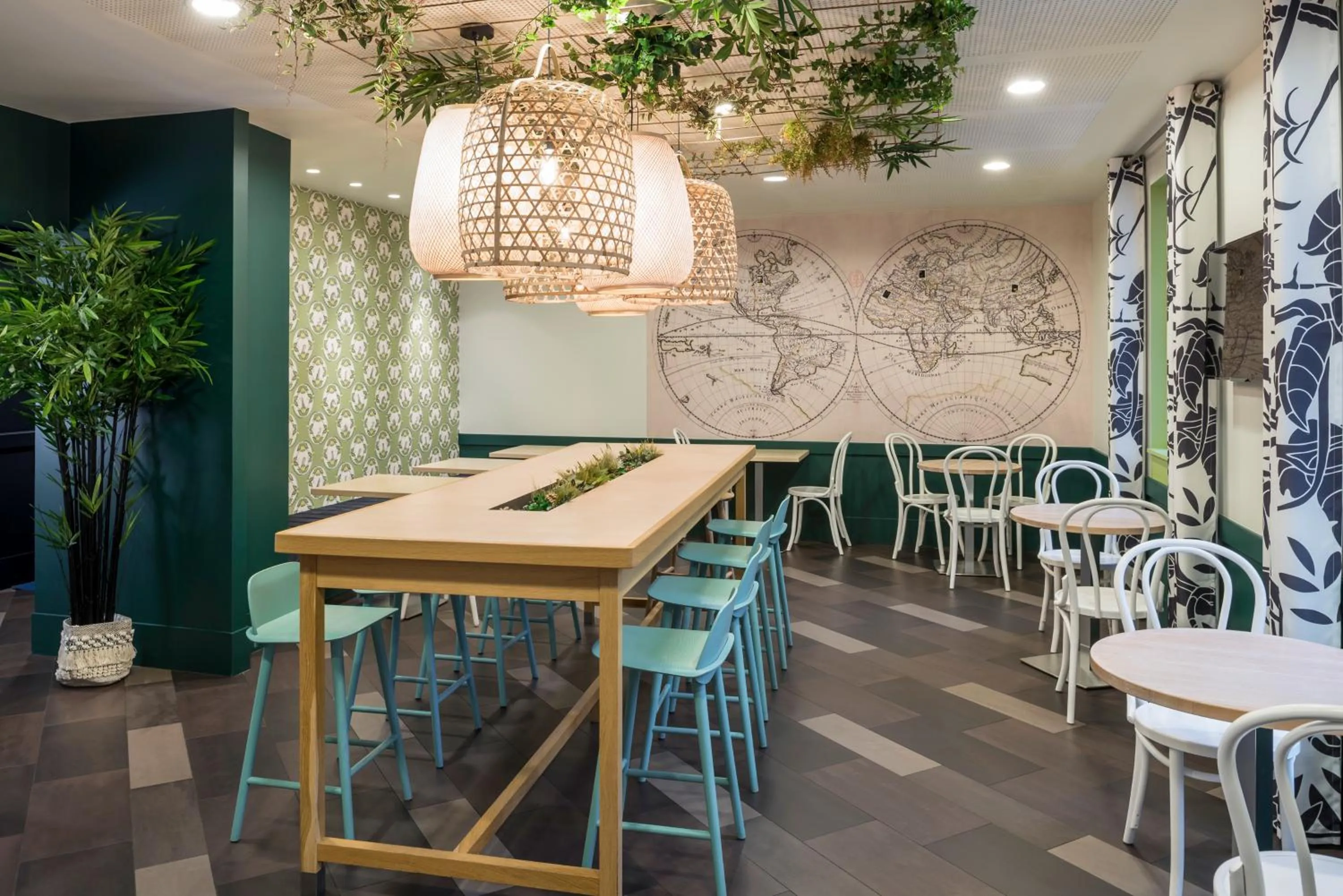 Communal lounge/ TV room in Aparthotel Adagio La Defense Courbevoie