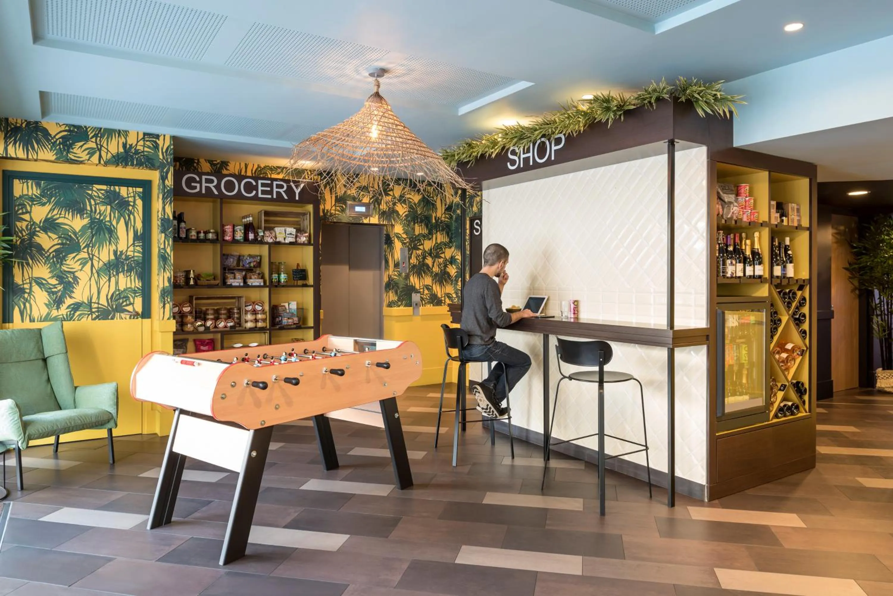 On-site shops in Aparthotel Adagio La Defense Courbevoie