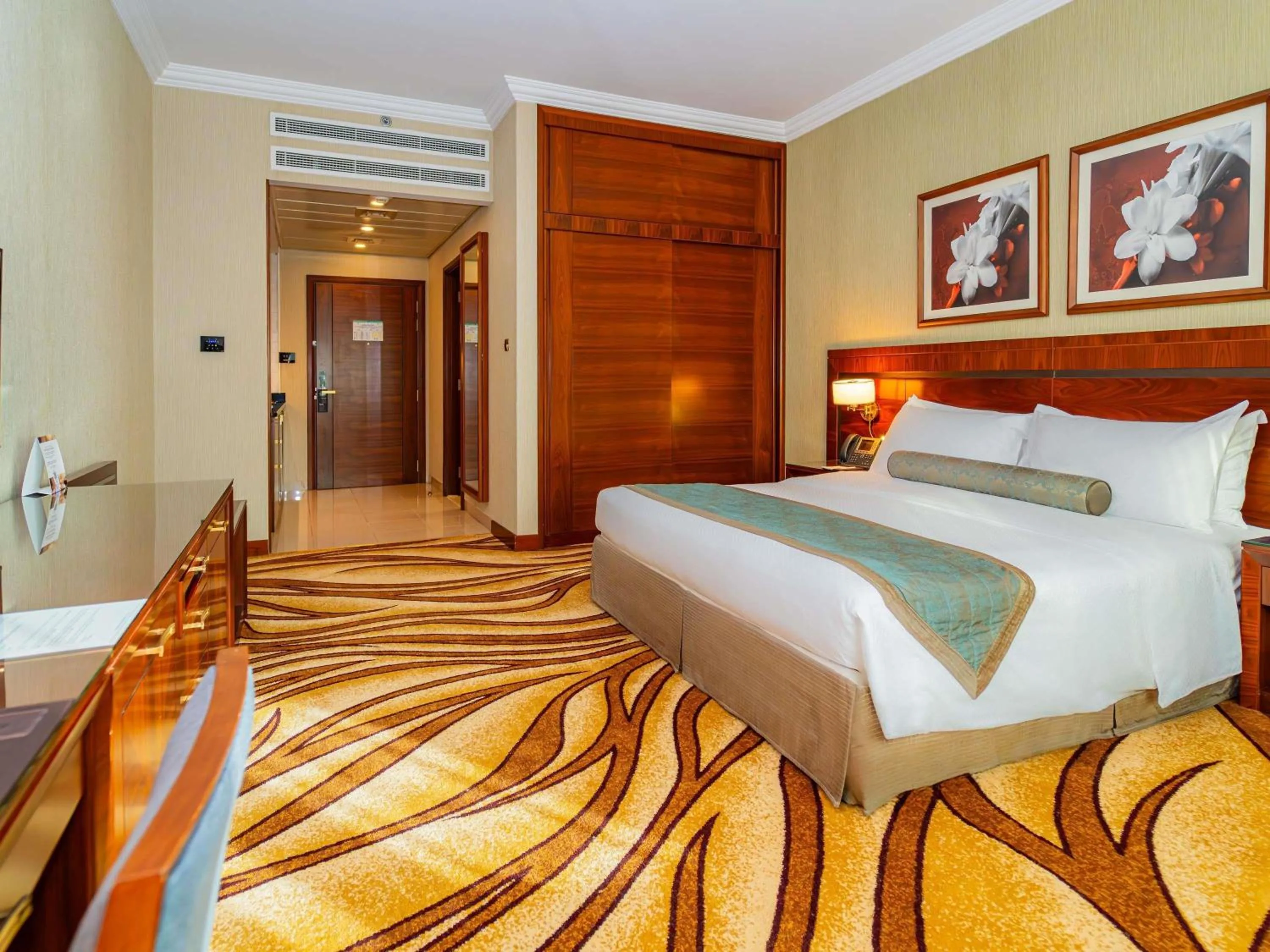 Bedroom, Bed in Grand Mercure Majlis Residences Abu Dhabi
