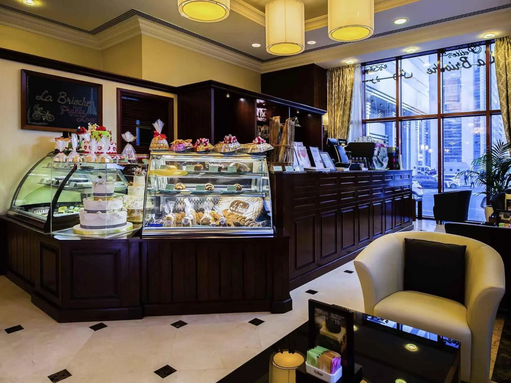 Restaurant/places to eat in Grand Mercure Majlis Residences Abu Dhabi