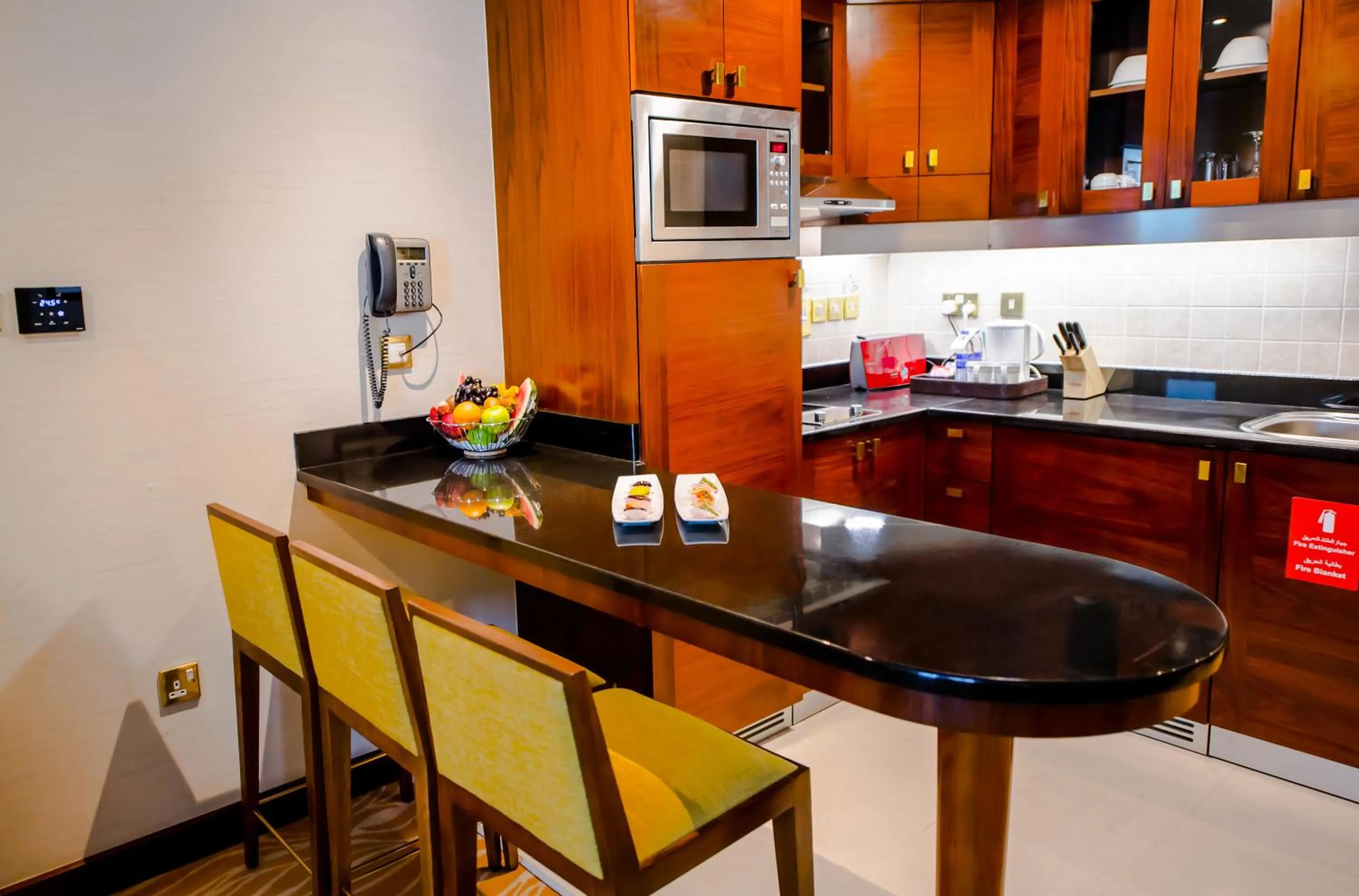 Kitchen or kitchenette in Grand Mercure Majlis Residences Abu Dhabi