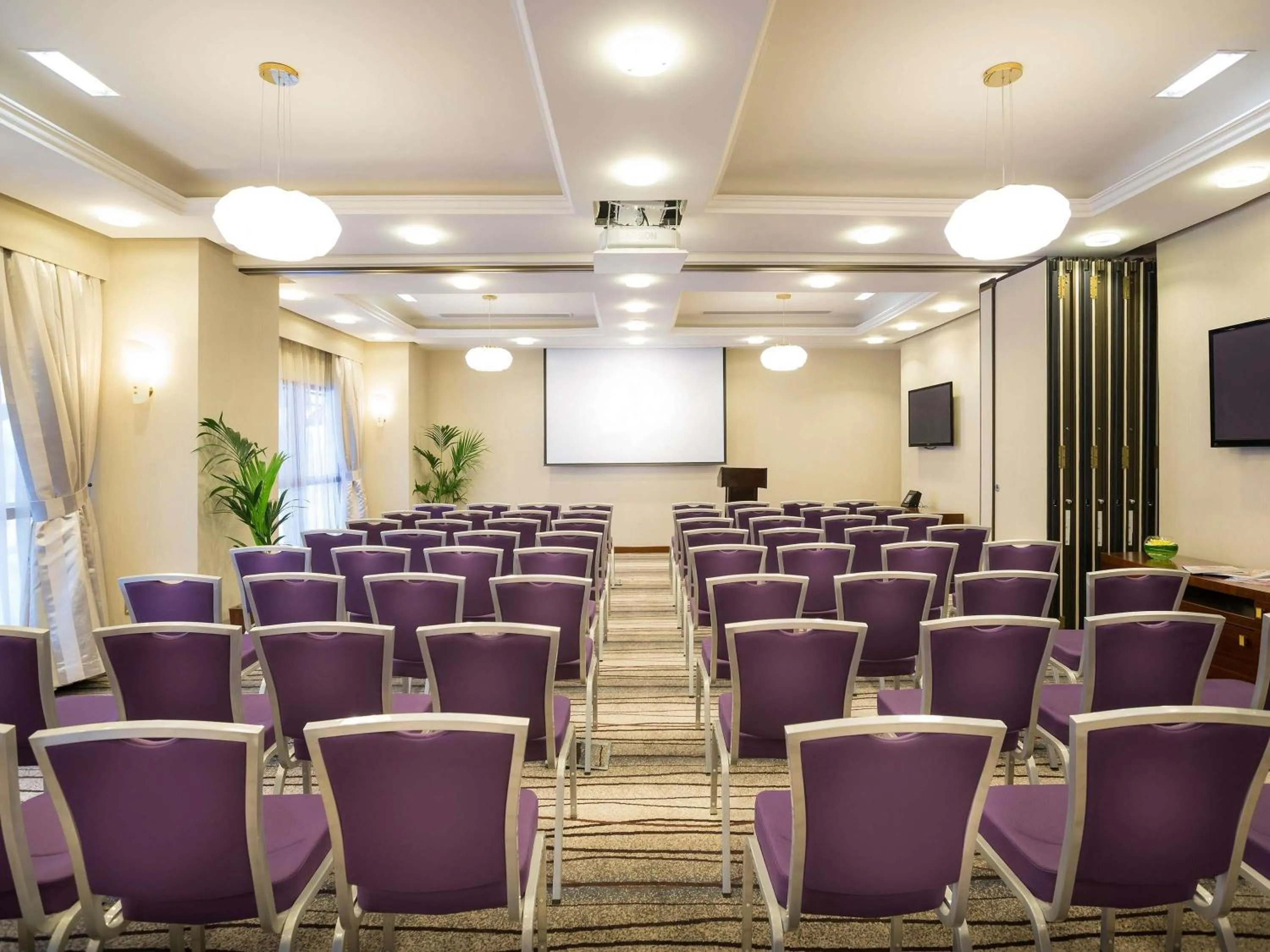 Meeting/conference room in Grand Mercure Majlis Residences Abu Dhabi