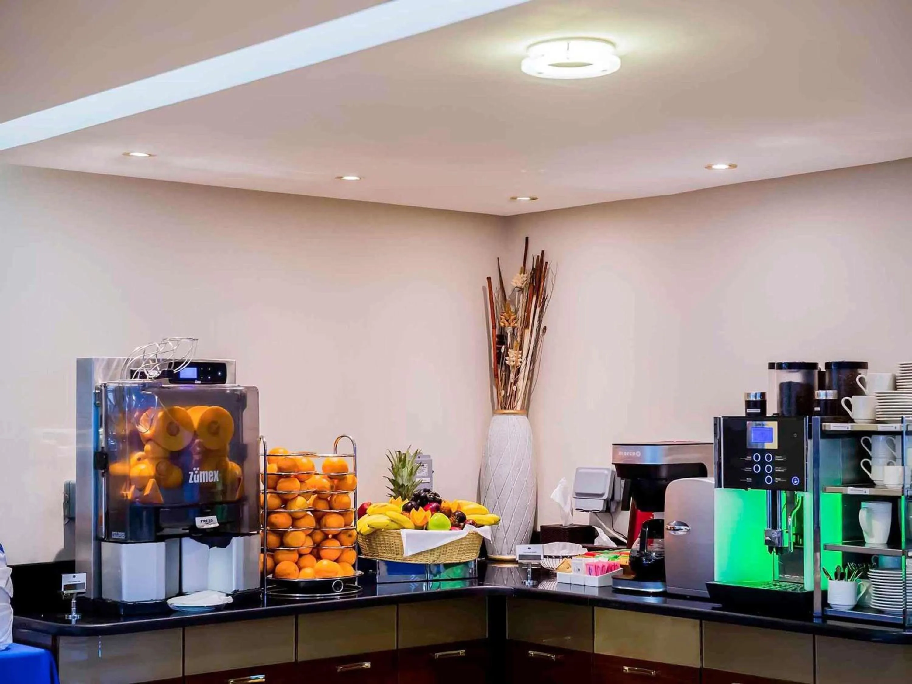 Restaurant/places to eat in Grand Mercure Majlis Residences Abu Dhabi