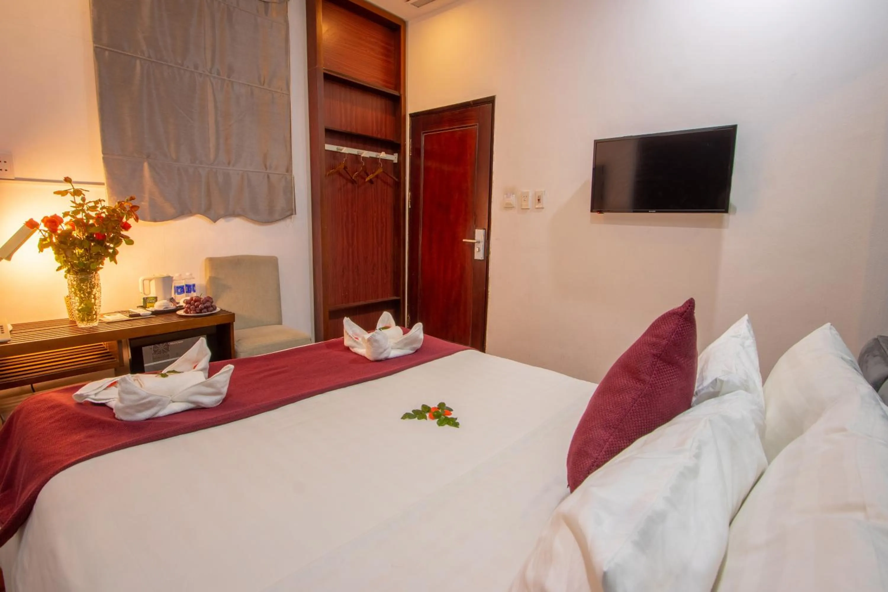 TV and multimedia, Bed in NT Elysian hotel